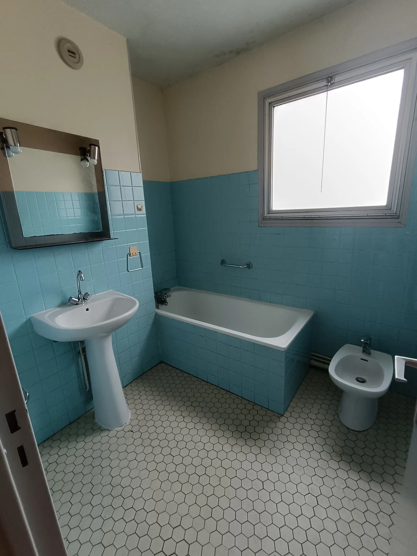 Appartement F3 à Vierzon en centre-ville avec balcon, cave et parking 