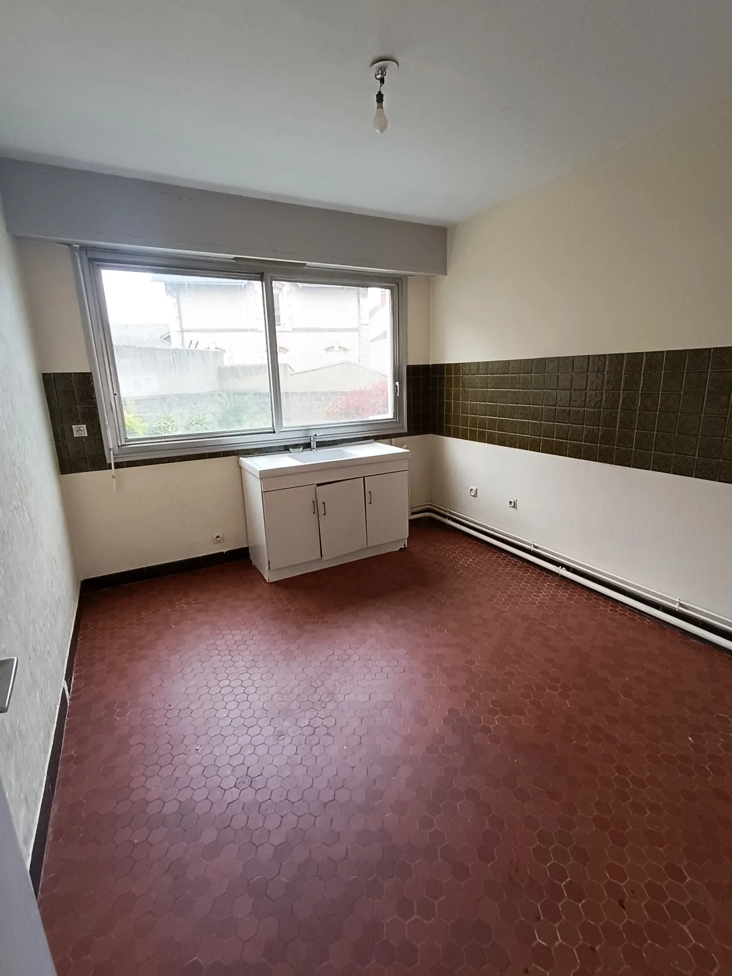 Appartement F3 à Vierzon en centre-ville avec balcon, cave et parking 