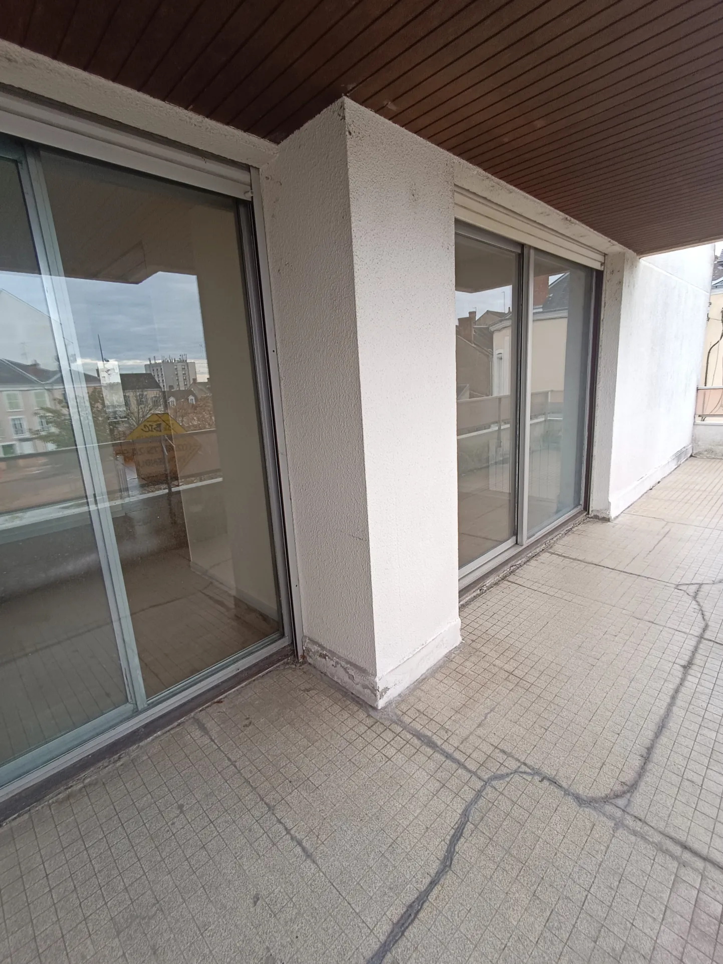 Appartement F3 à Vierzon en centre-ville avec balcon, cave et parking 