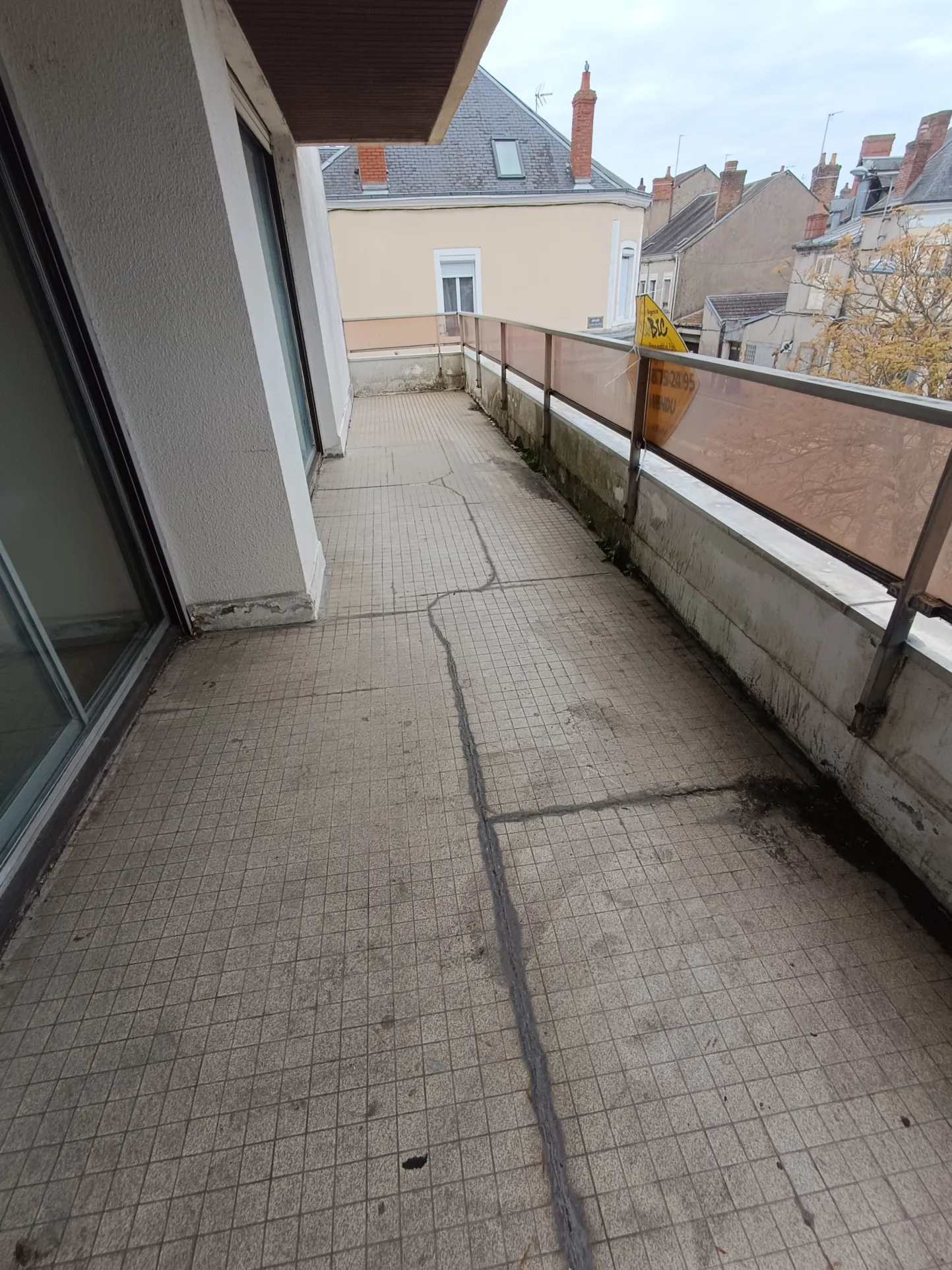 Appartement F3 à Vierzon en centre-ville avec balcon, cave et parking 