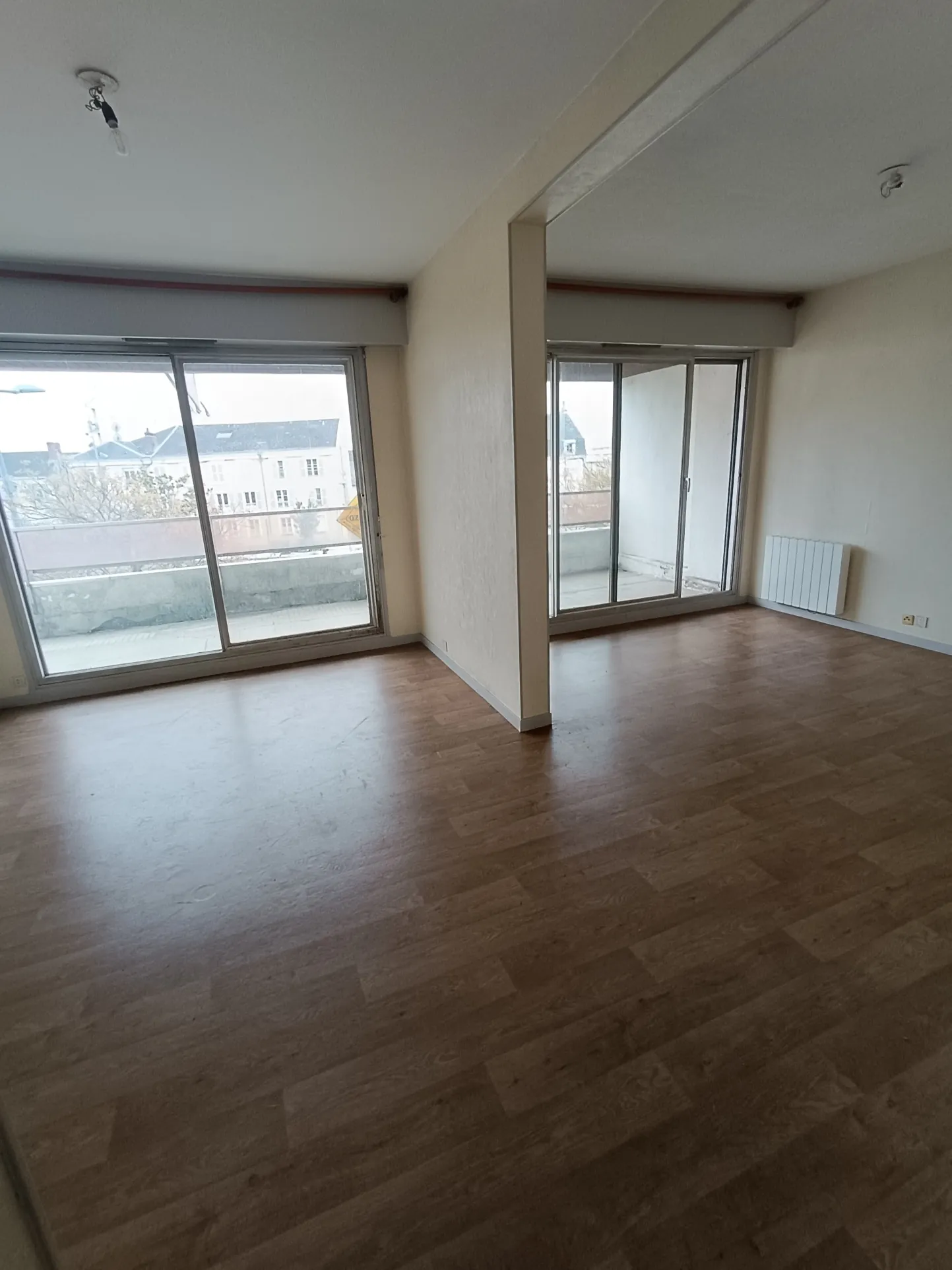 Appartement F3 à Vierzon en centre-ville avec balcon, cave et parking 