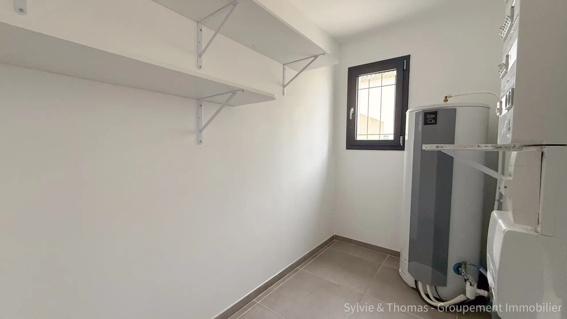 Maison neuve à Camaret-sur-Aigues avec 3 chambres, jardin et garage 