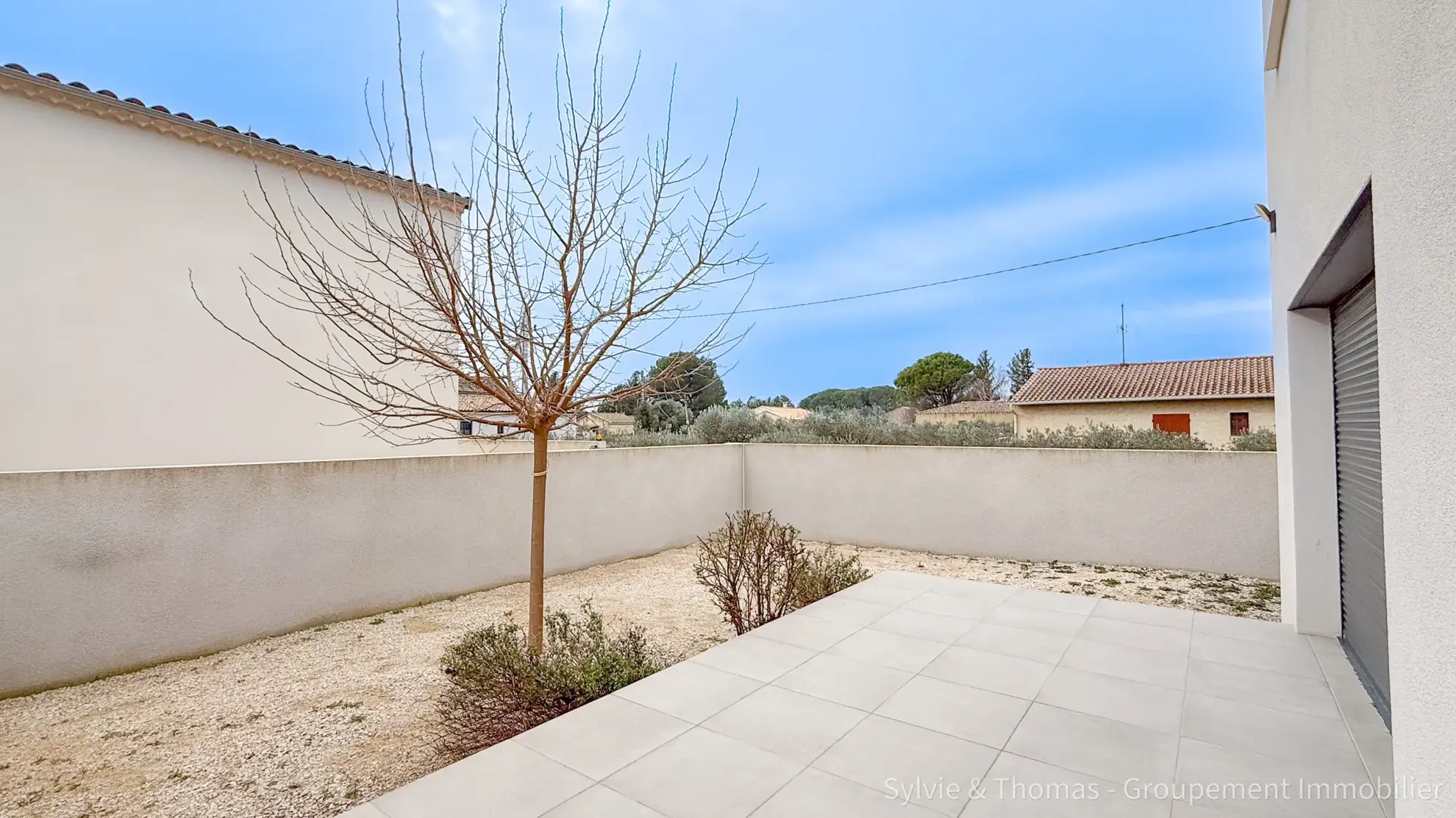 Maison neuve à Camaret-sur-Aigues avec 3 chambres, jardin et garage 