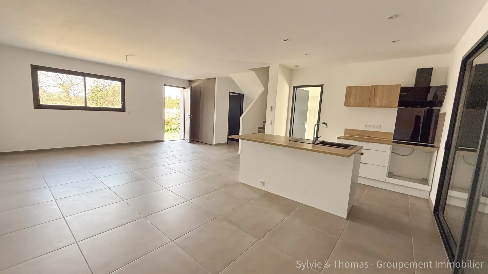 Maison neuve à Camaret-sur-Aigues avec 3 chambres, jardin et garage 