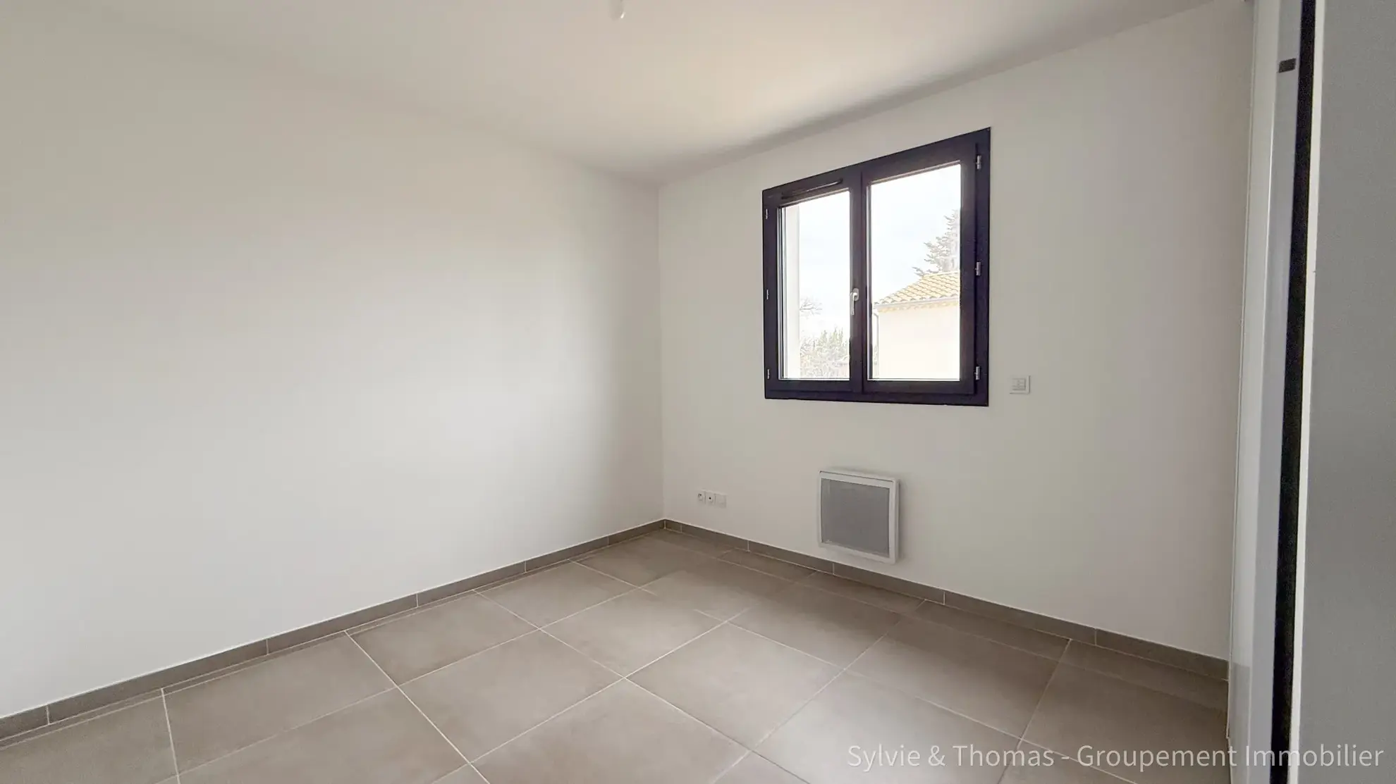 Maison neuve à Camaret-sur-Aigues avec 3 chambres, jardin et garage 