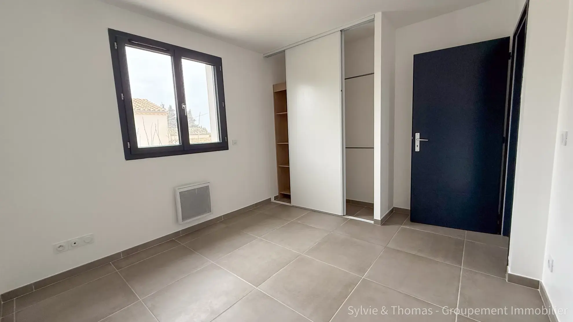 Maison neuve à Camaret-sur-Aigues avec 3 chambres, jardin et garage 