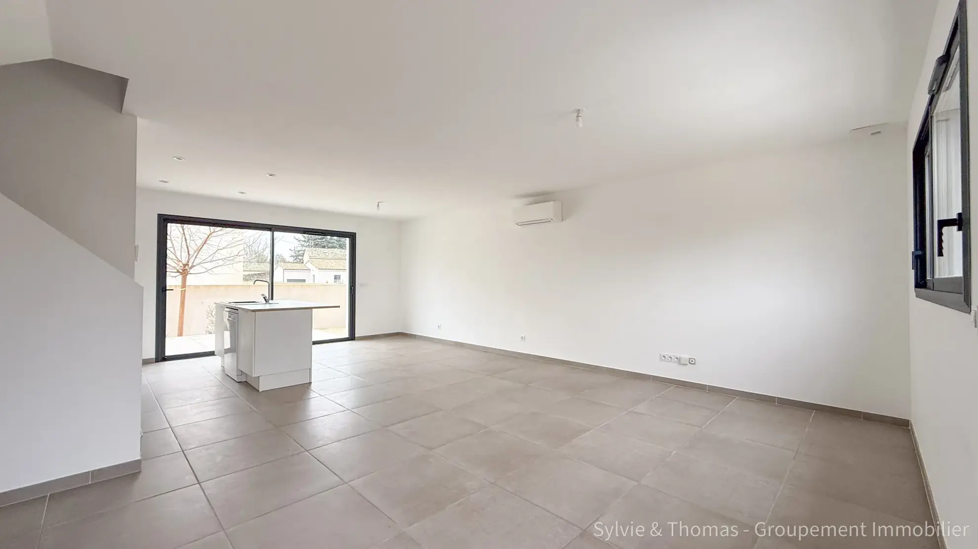 Maison neuve à Camaret-sur-Aigues avec 3 chambres, jardin et garage 