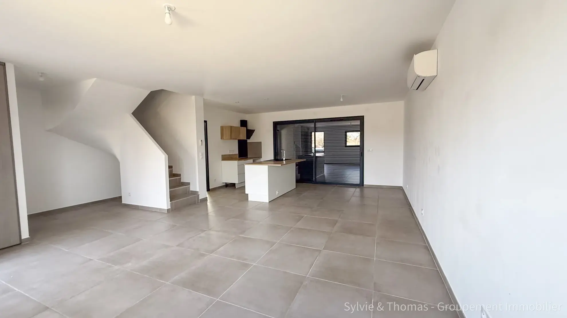 Maison neuve à Camaret-sur-Aigues avec 3 chambres, jardin et garage 