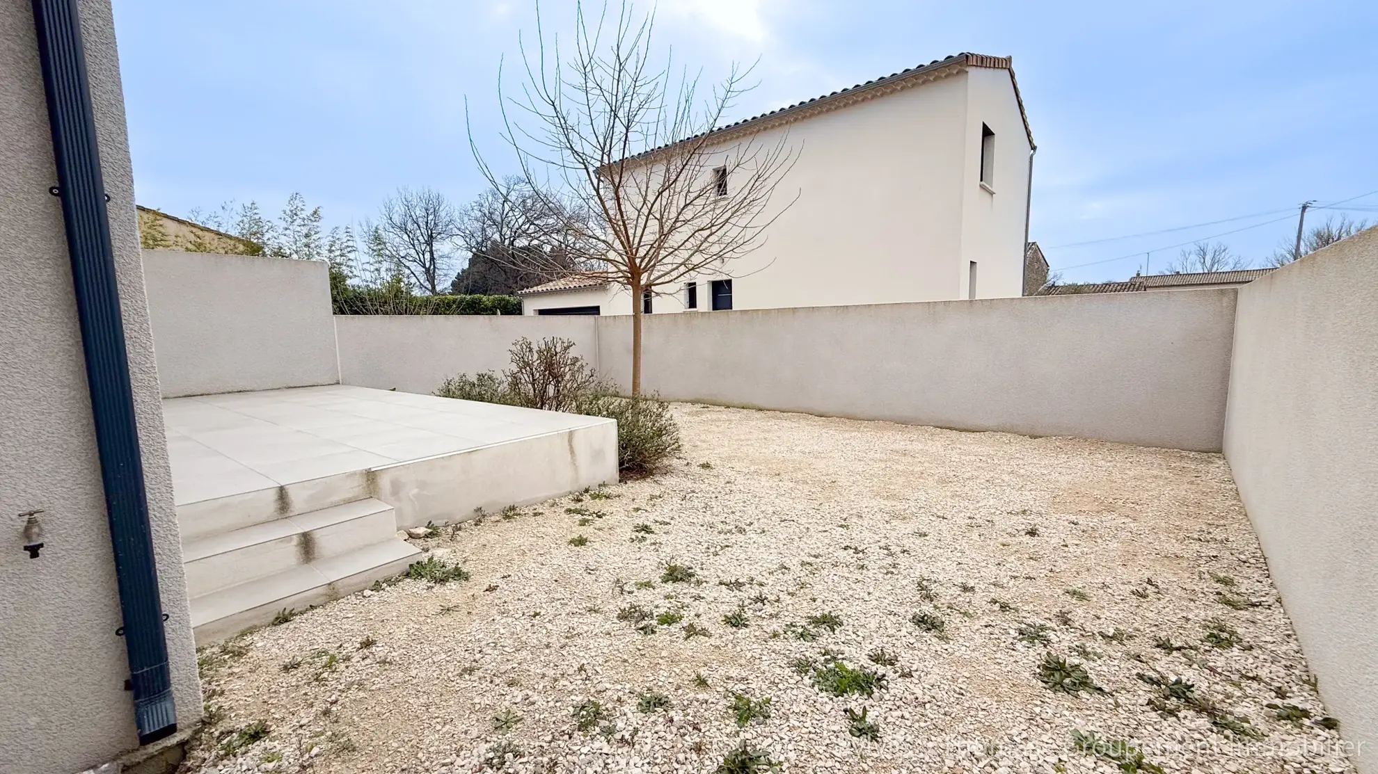 Maison neuve à Camaret-sur-Aigues avec 3 chambres, jardin et garage 