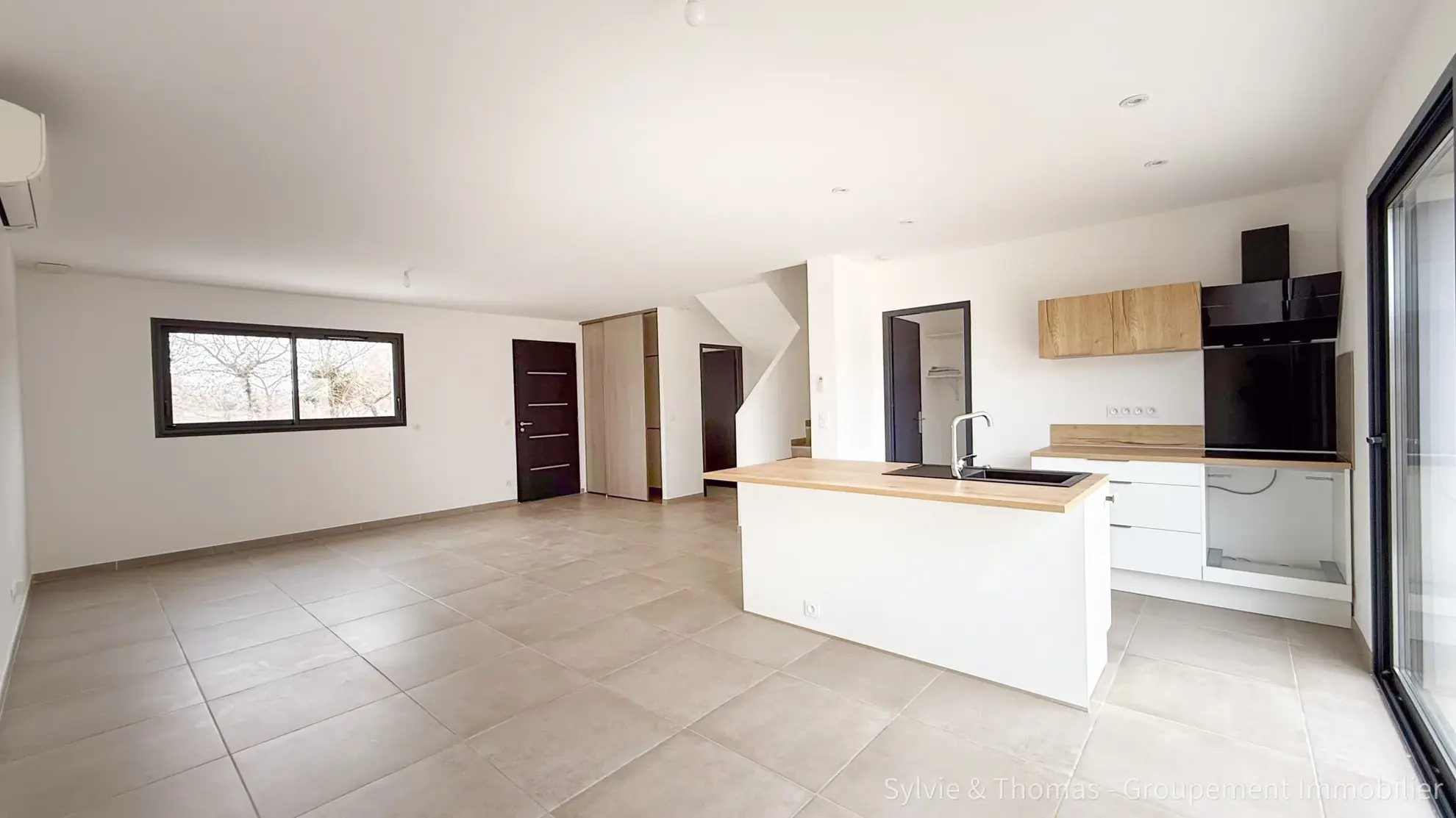 Maison neuve à Camaret-sur-Aigues avec 3 chambres, jardin et garage 