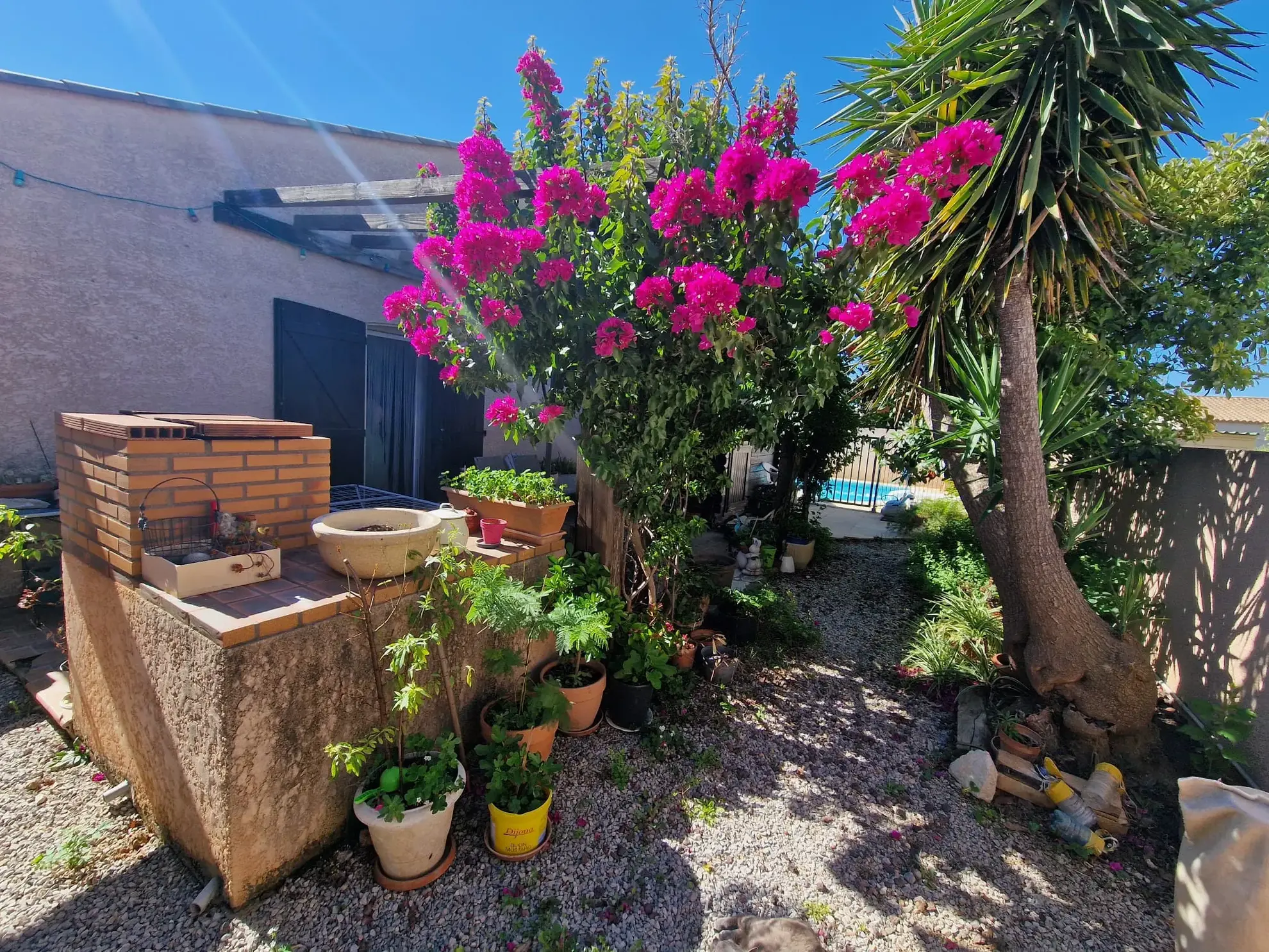 Maison spacieuse avec studio, piscine et grand terrain à Lézignan-Corbières 