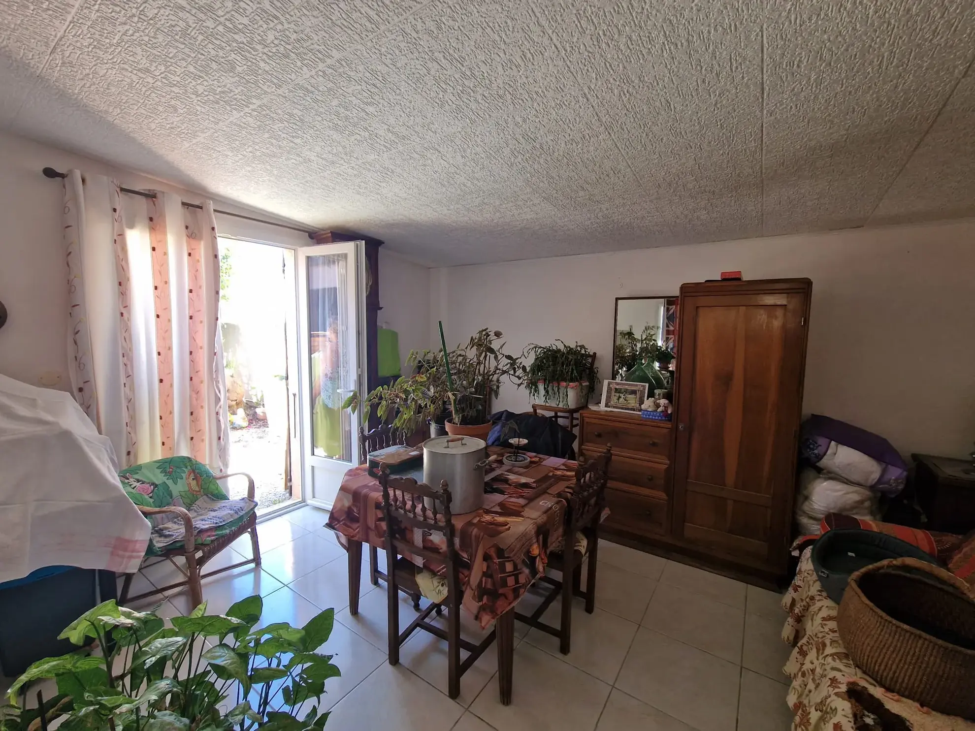 Maison spacieuse avec studio, piscine et grand terrain à Lézignan-Corbières 