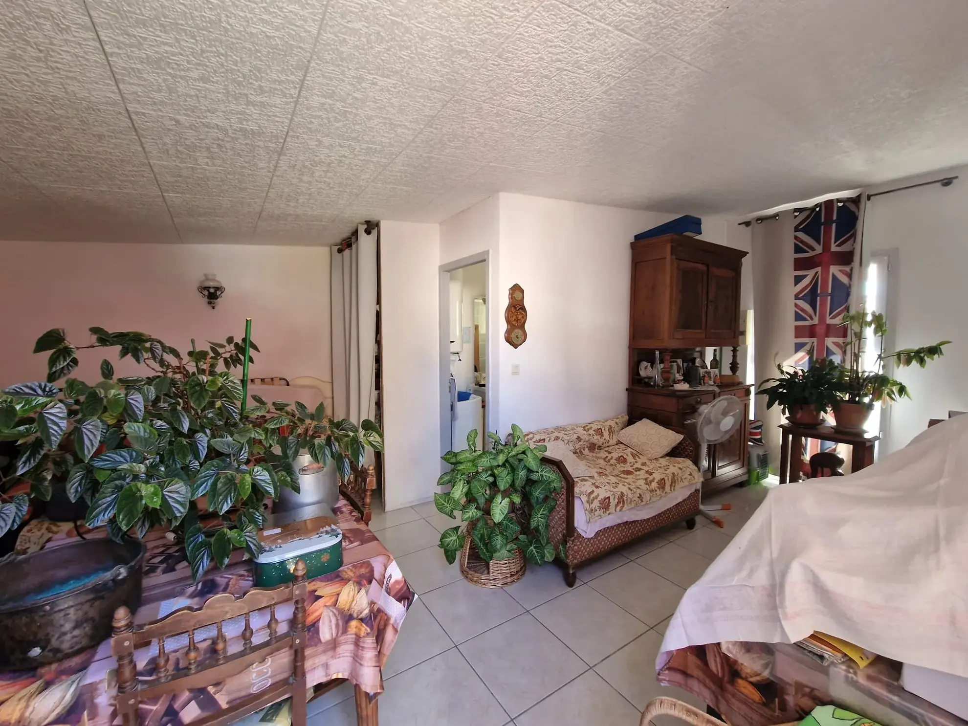 Maison spacieuse avec studio, piscine et grand terrain à Lézignan-Corbières 