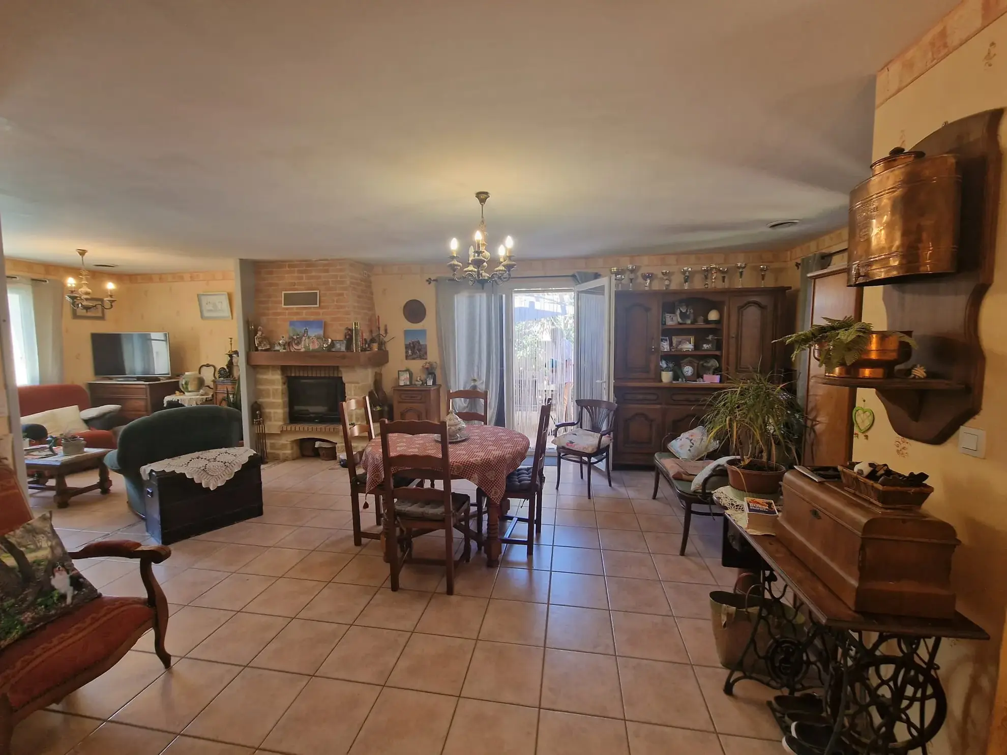 Maison spacieuse avec studio, piscine et grand terrain à Lézignan-Corbières 