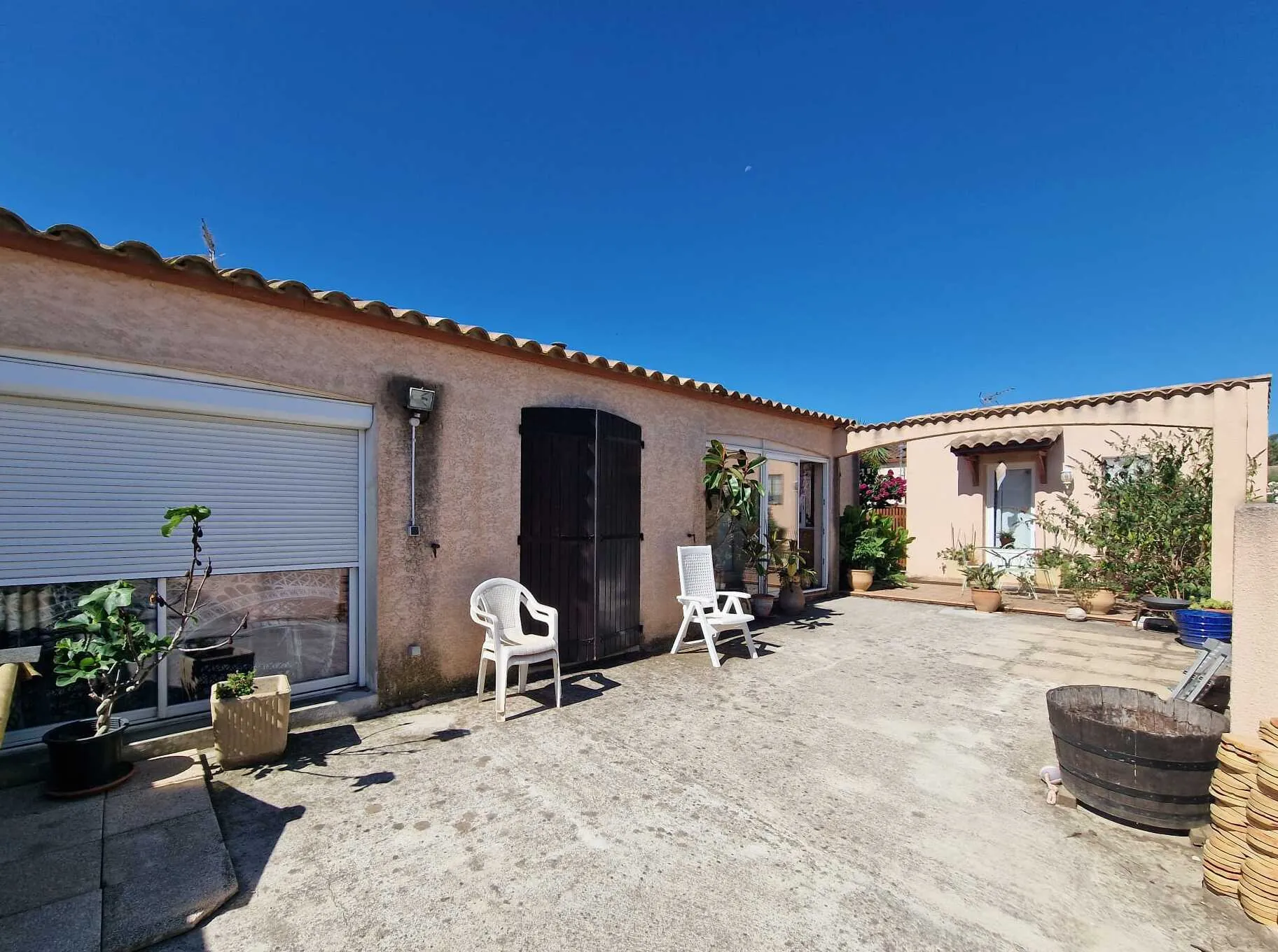 Maison spacieuse avec studio, piscine et grand terrain à Lézignan-Corbières 