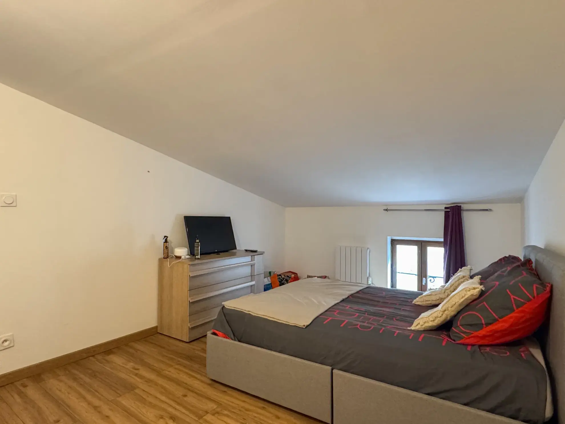 Immeuble de rapport rénové à Saint-Marcel-les-Sauzet avec 3 logements loués 