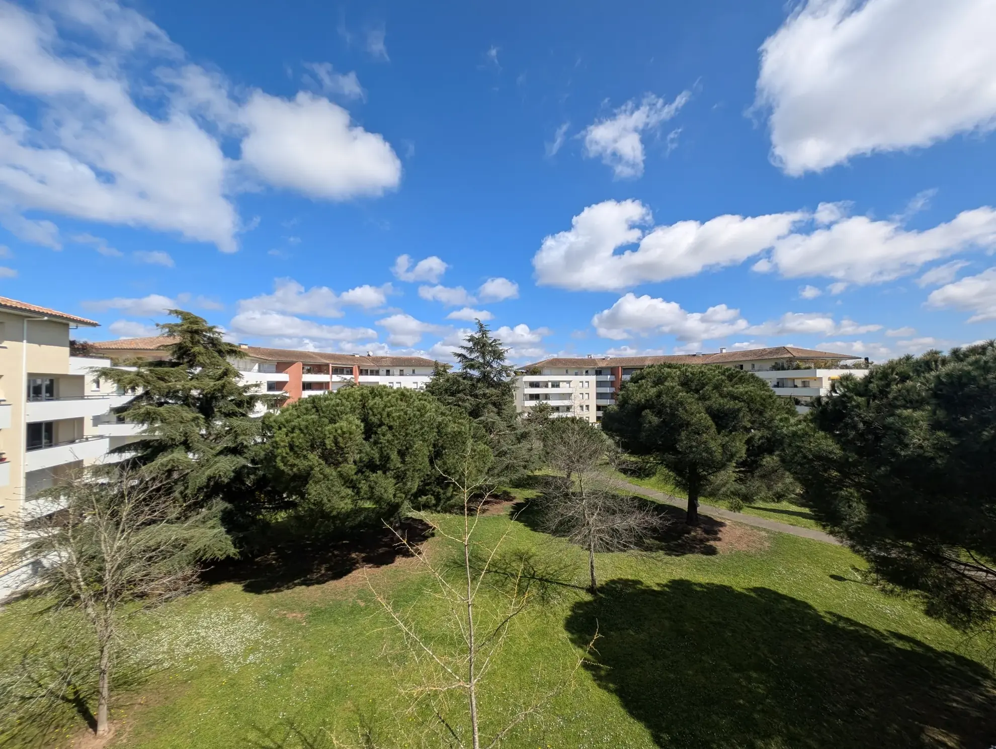 Appartement T2 avec balcon, parking et piscine à Cugnaux - Investissement idéal