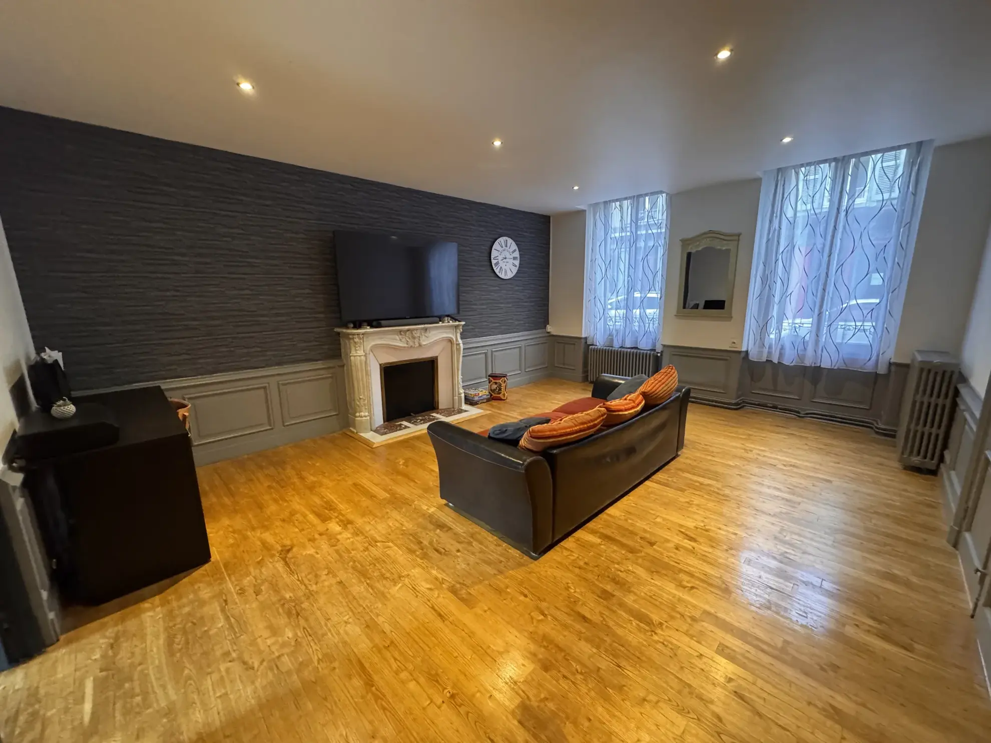 Maison familiale 8 chambres à Massiac avec grand terrain et dépendance à restaurer