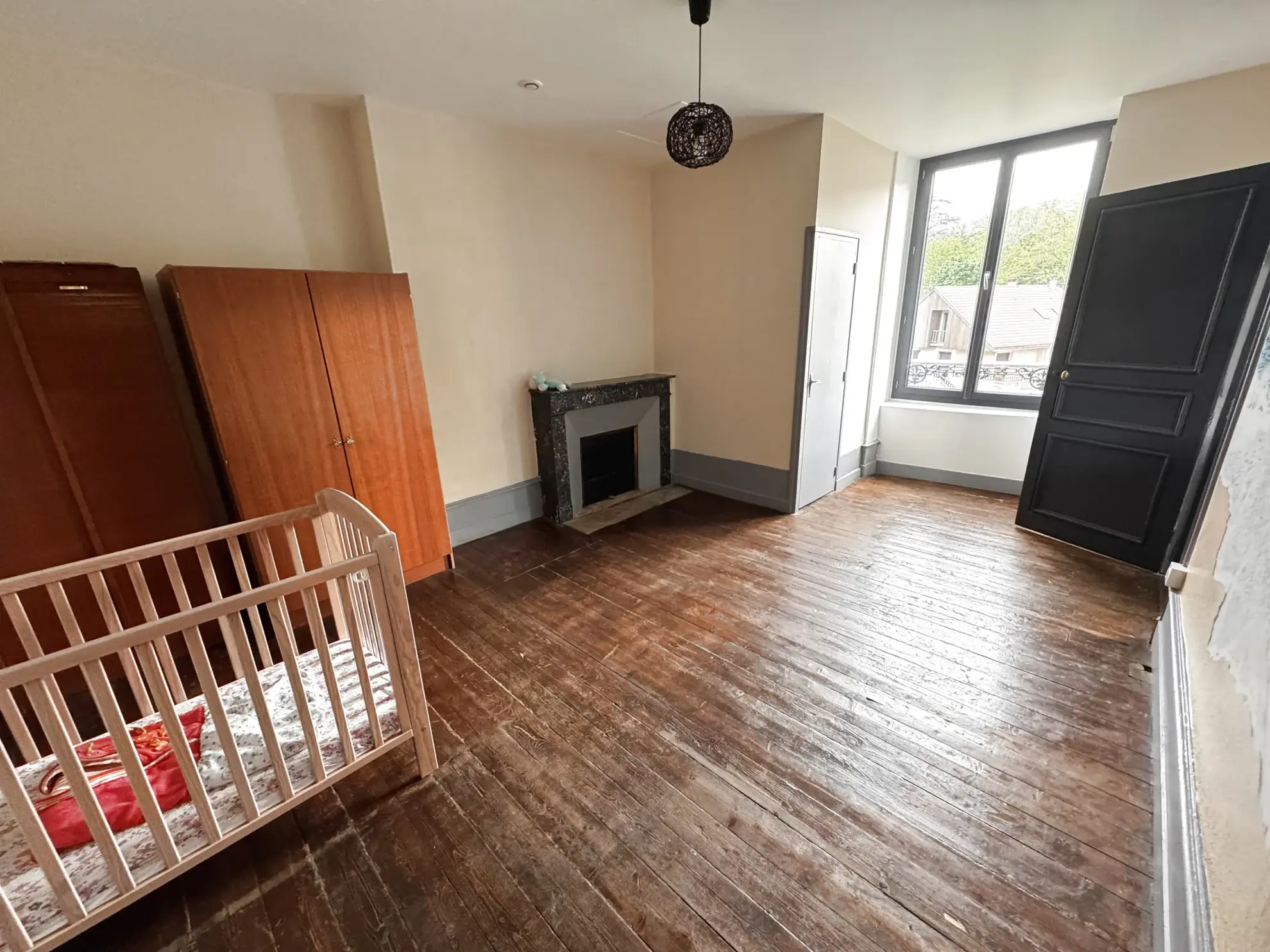 Maison familiale 8 chambres à Massiac avec grand terrain et dépendance à restaurer 