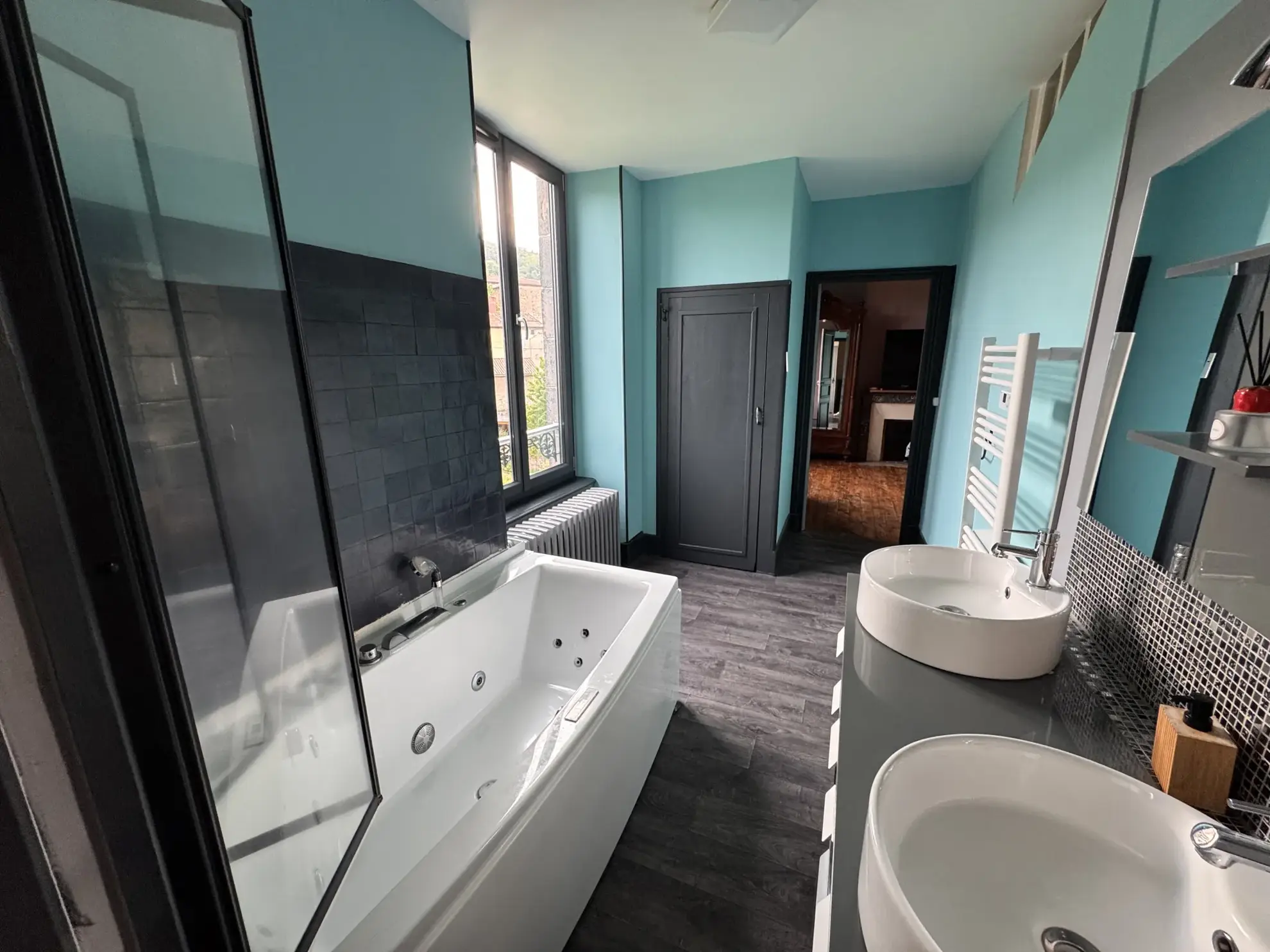 Maison familiale 8 chambres à Massiac avec grand terrain et dépendance à restaurer 