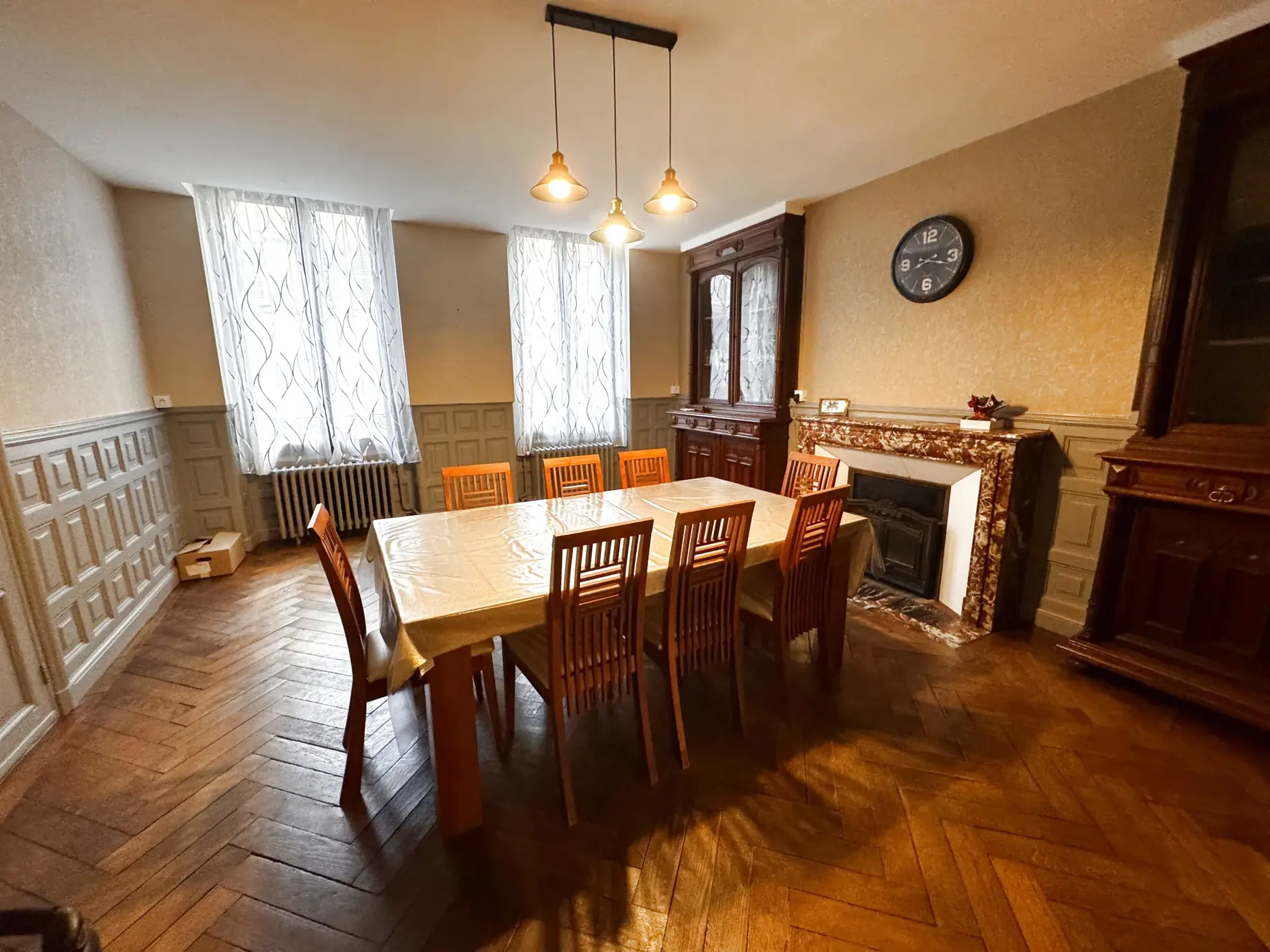 Maison familiale 8 chambres à Massiac avec grand terrain et dépendance à restaurer 