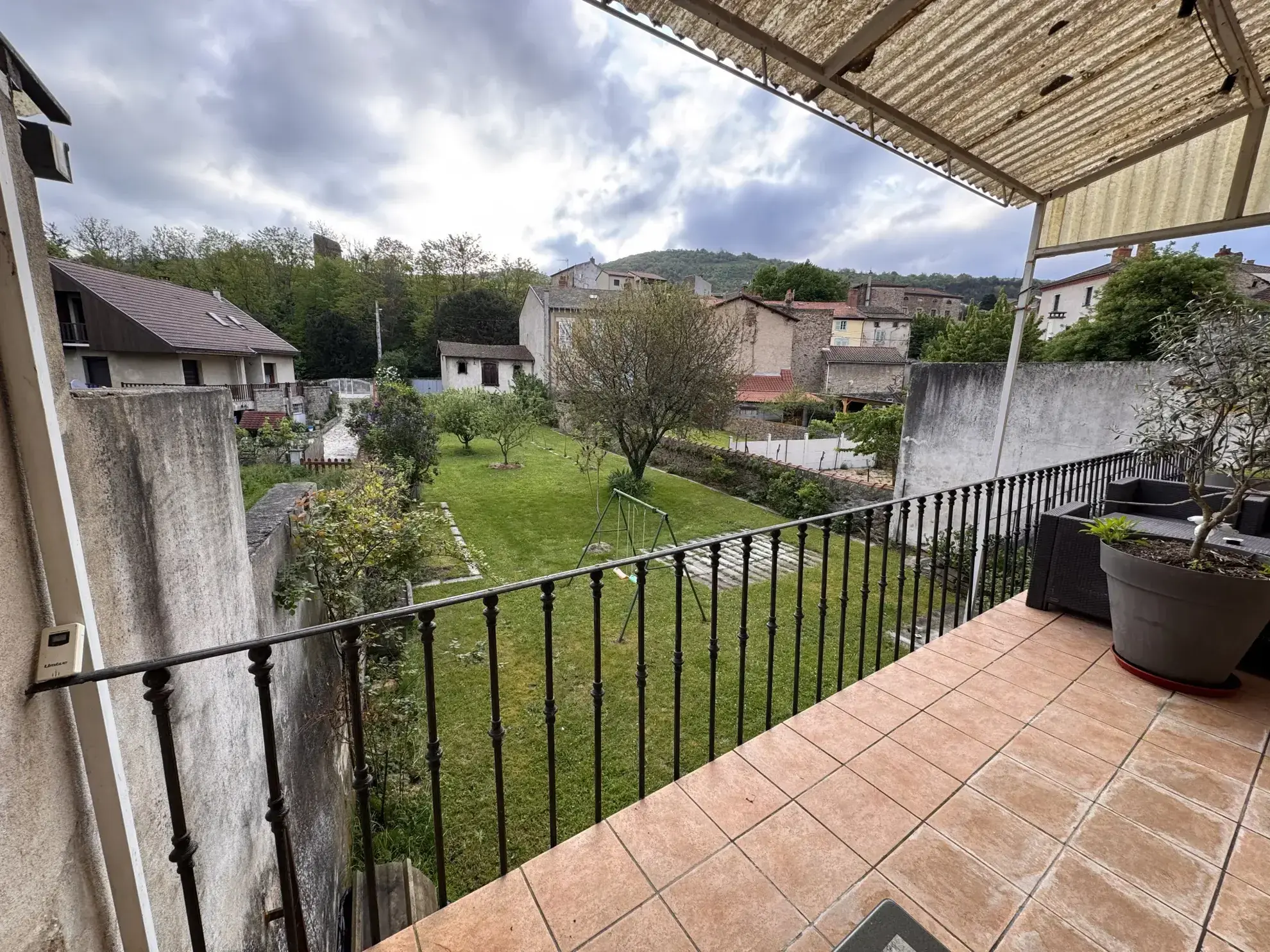 Maison familiale 8 chambres à Massiac avec grand terrain et dépendance à restaurer 