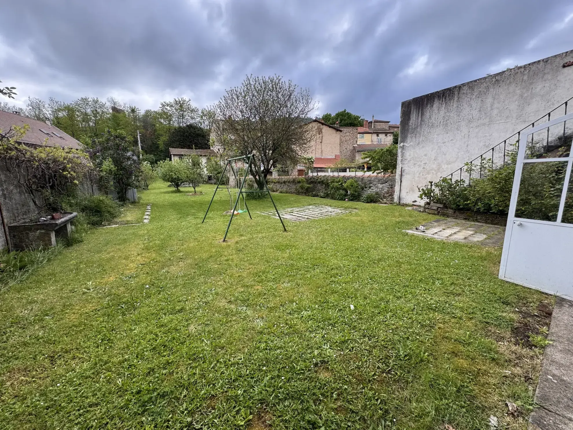 Maison familiale 8 chambres à Massiac avec grand terrain et dépendance à restaurer 