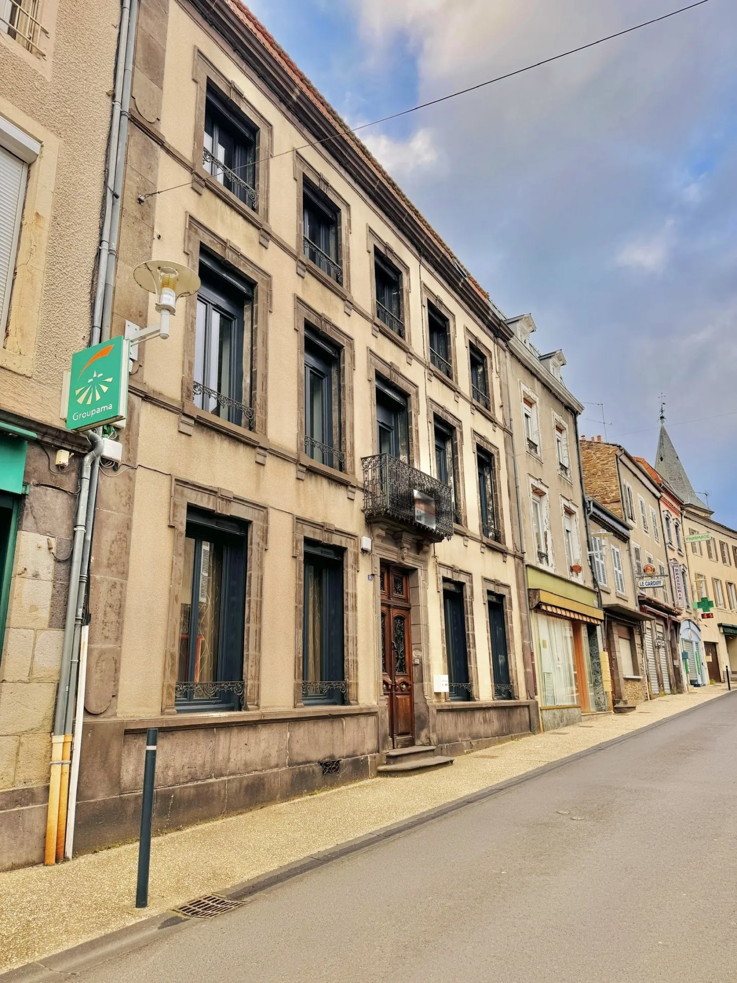 Maison familiale 8 chambres à Massiac avec grand terrain et dépendance à restaurer 