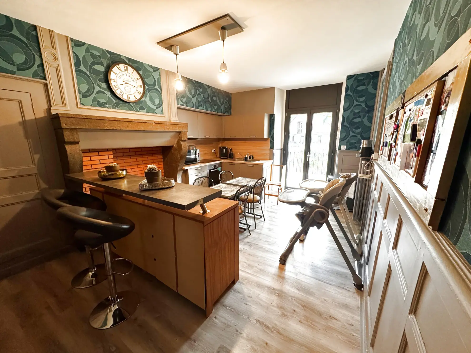 Maison familiale 8 chambres à Massiac avec grand terrain et dépendance à restaurer 