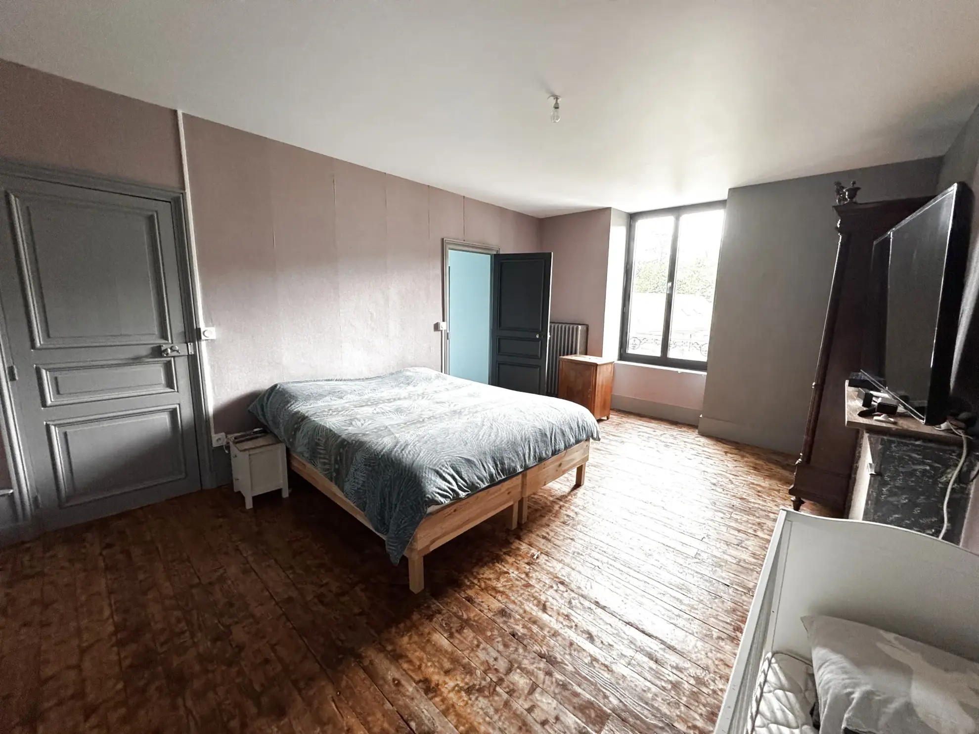 Maison familiale 8 chambres à Massiac avec grand terrain et dépendance à restaurer 