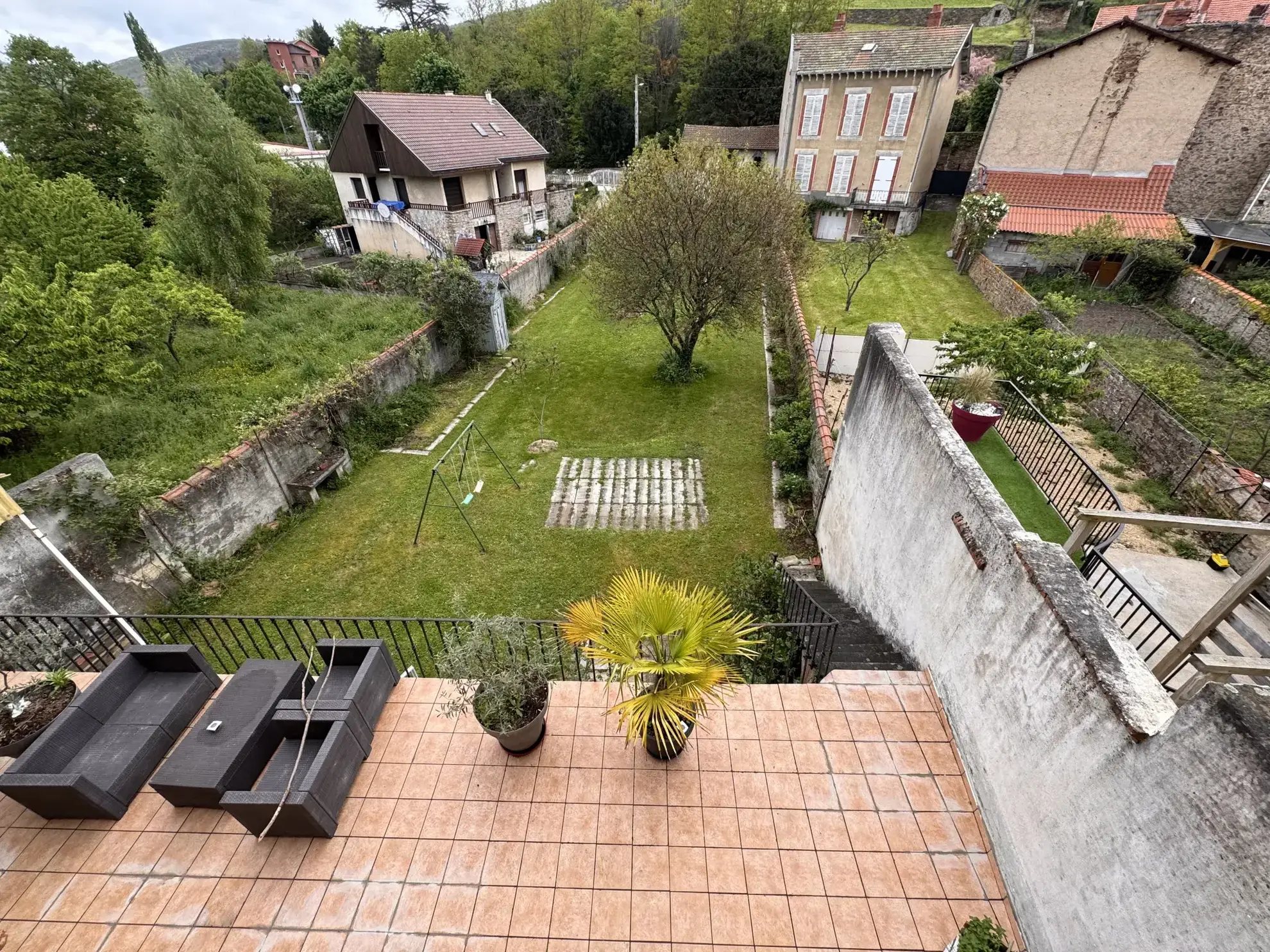 Maison familiale 8 chambres à Massiac avec grand terrain et dépendance à restaurer 