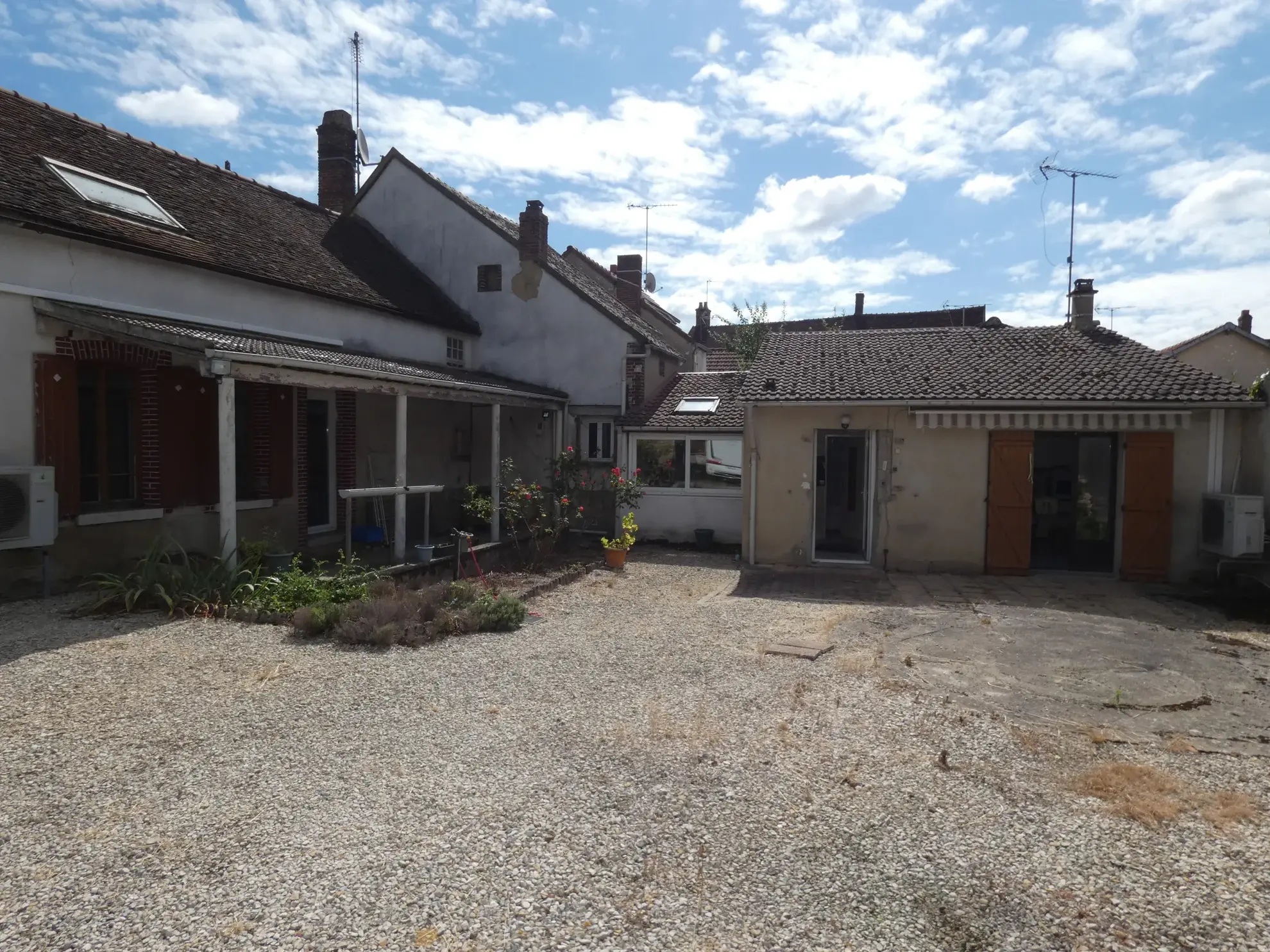 Maison contemporaine de 125 m² à Brienon-sur-Armançon avec garage et panneaux solaires