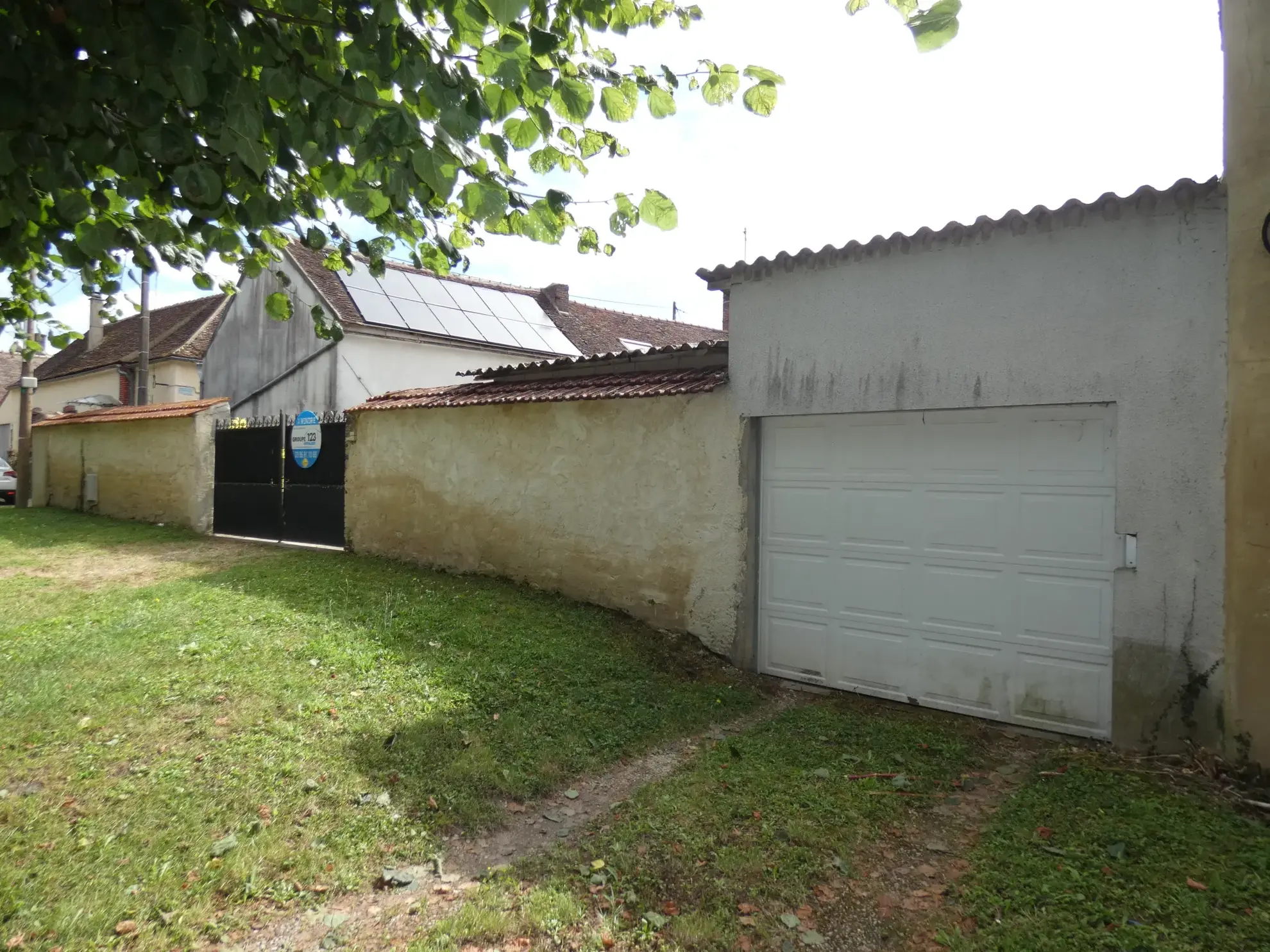 Maison contemporaine de 125 m² à Brienon-sur-Armançon avec garage et panneaux solaires 