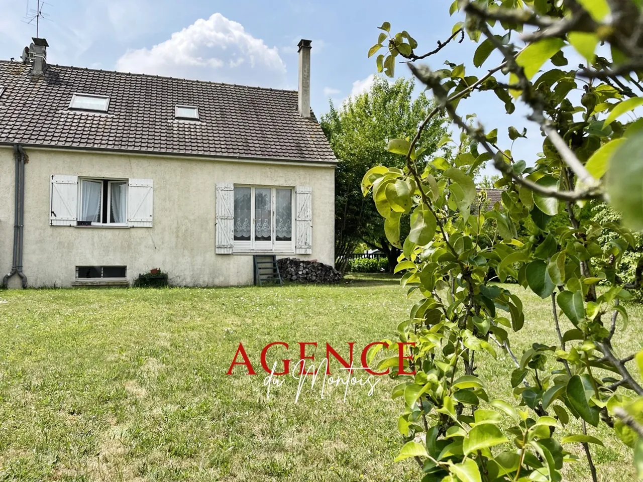 Maison traditionnelle à Bray-sur-Seine avec jardin clos et garage, 2 chambres 