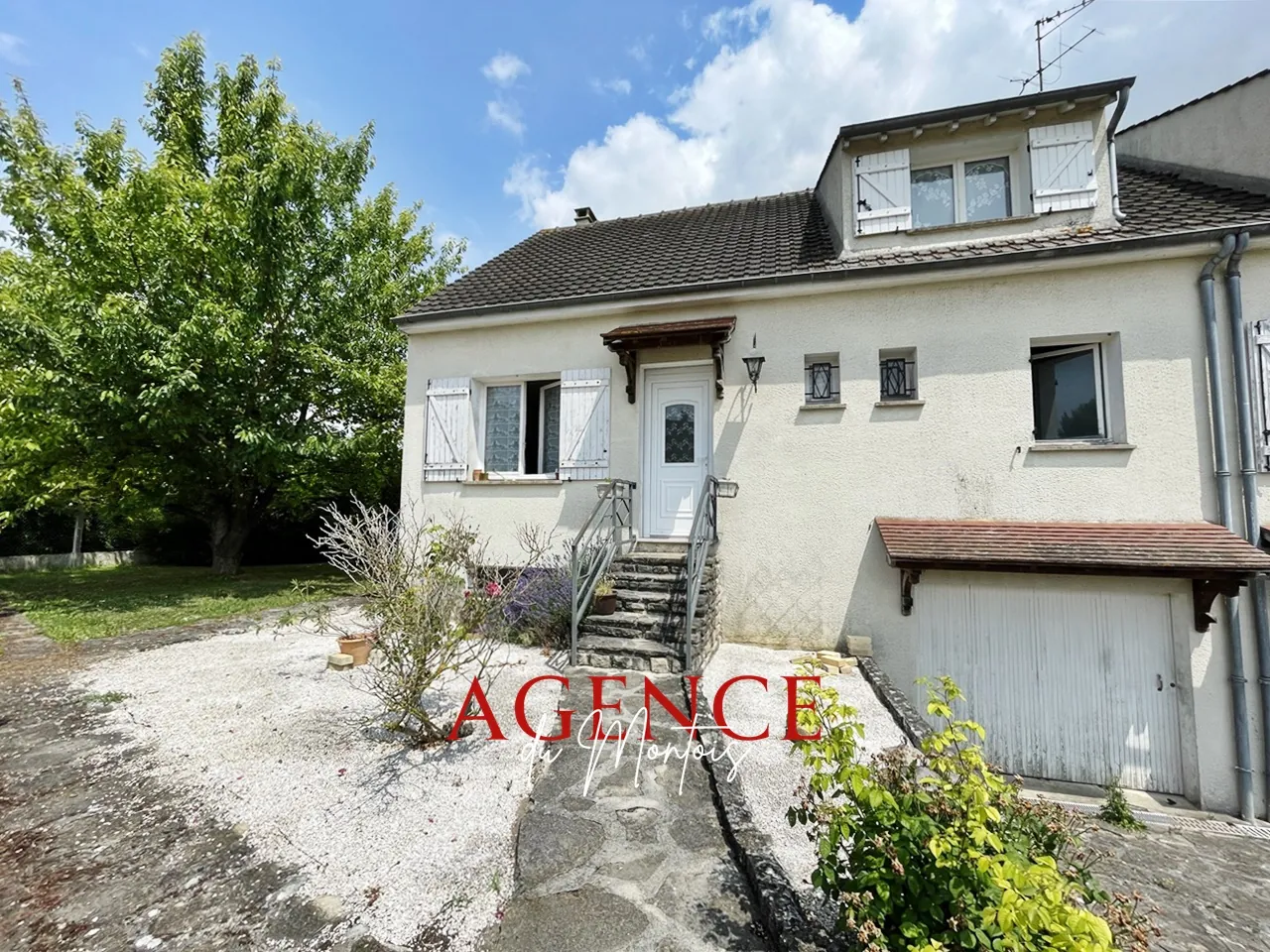 Maison traditionnelle à Bray-sur-Seine avec jardin clos et garage, 2 chambres