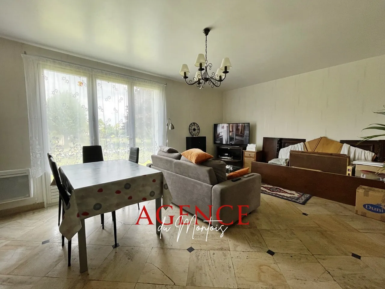 Maison traditionnelle à Bray-sur-Seine avec jardin clos et garage, 2 chambres 