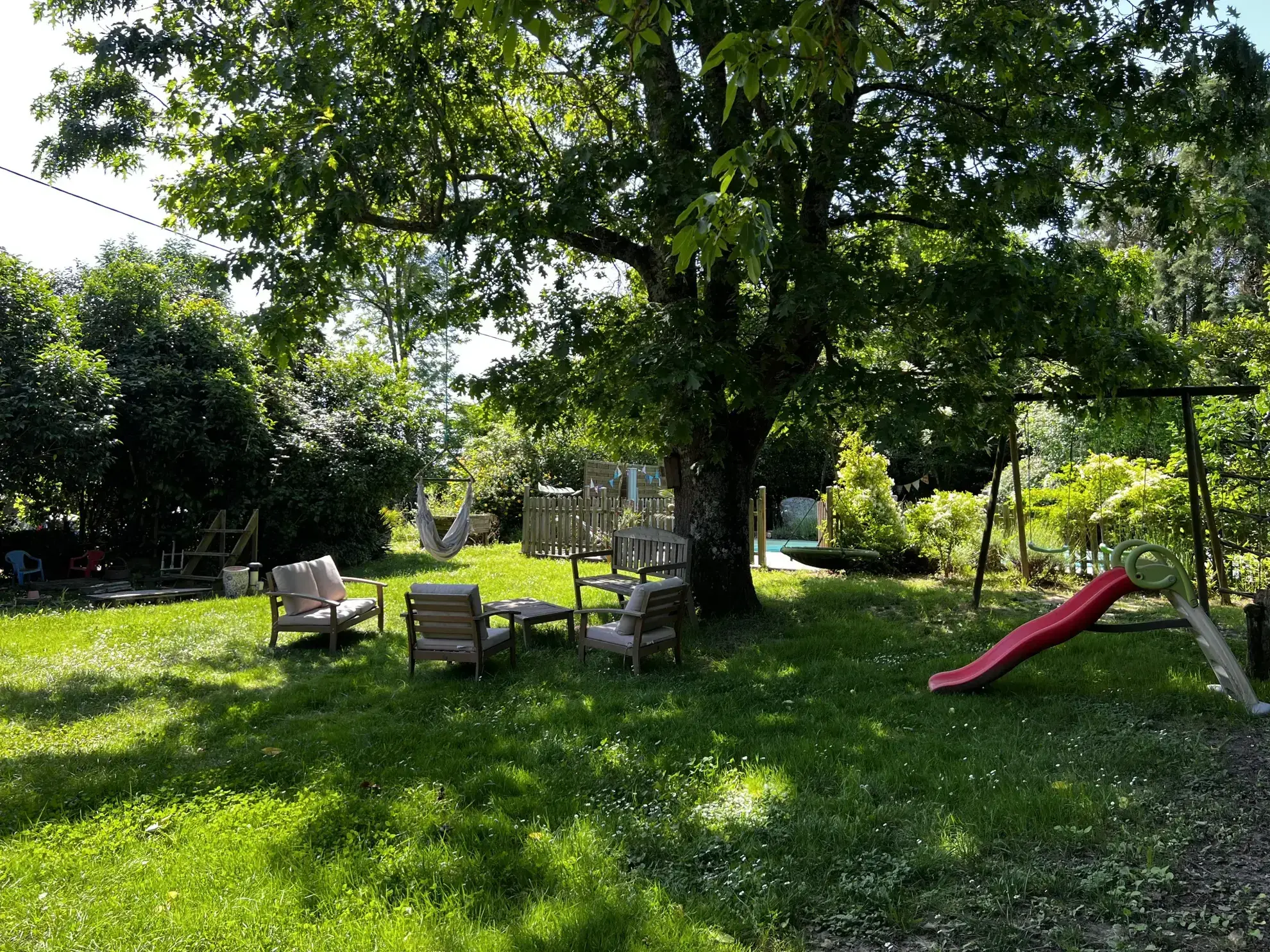 Maison familiale avec piscine, 5 chambres et grand garage à Puybarban 