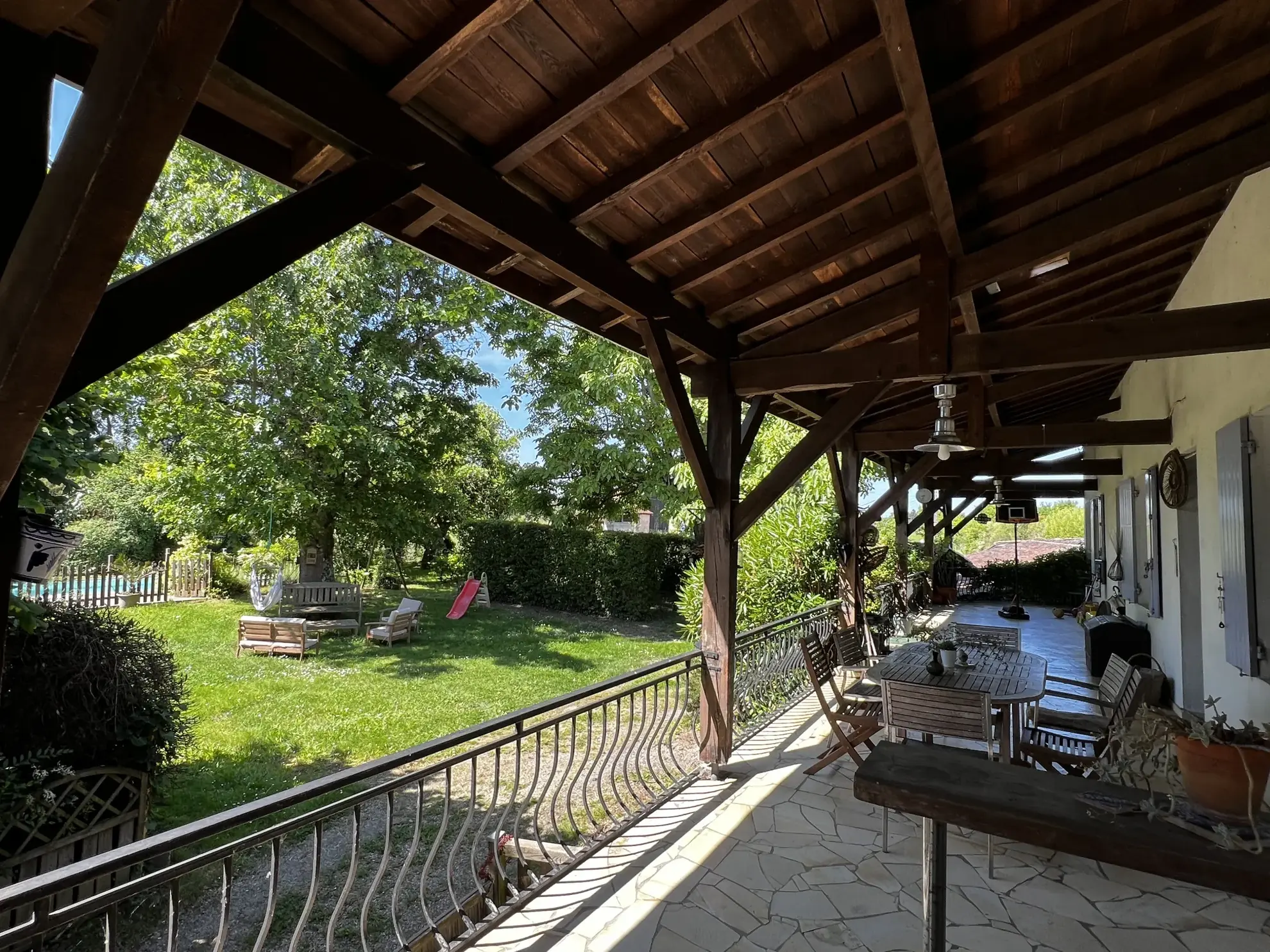 Maison familiale avec piscine, 5 chambres et grand garage à Puybarban 
