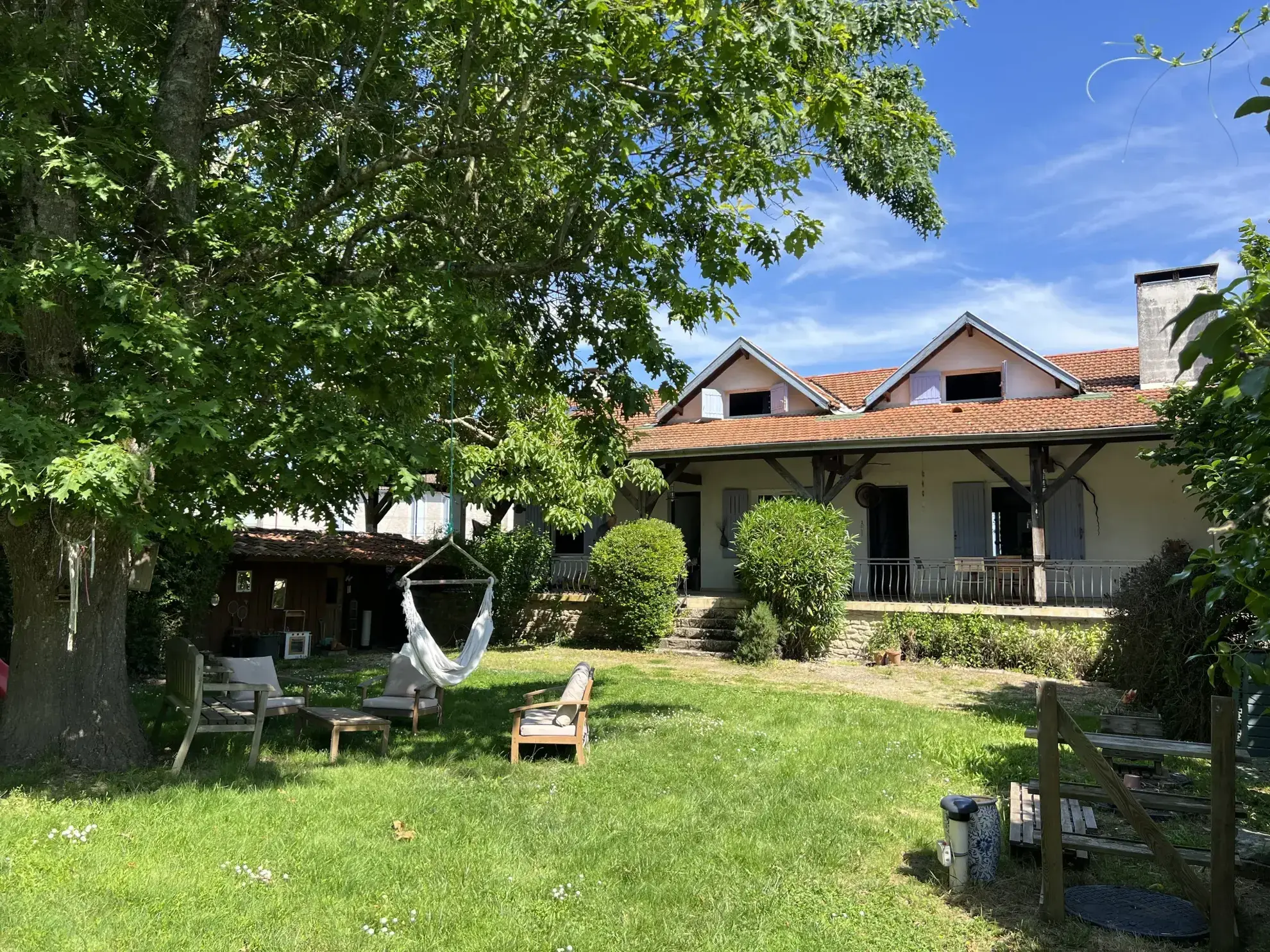 Maison familiale avec piscine, 5 chambres et grand garage à Puybarban 