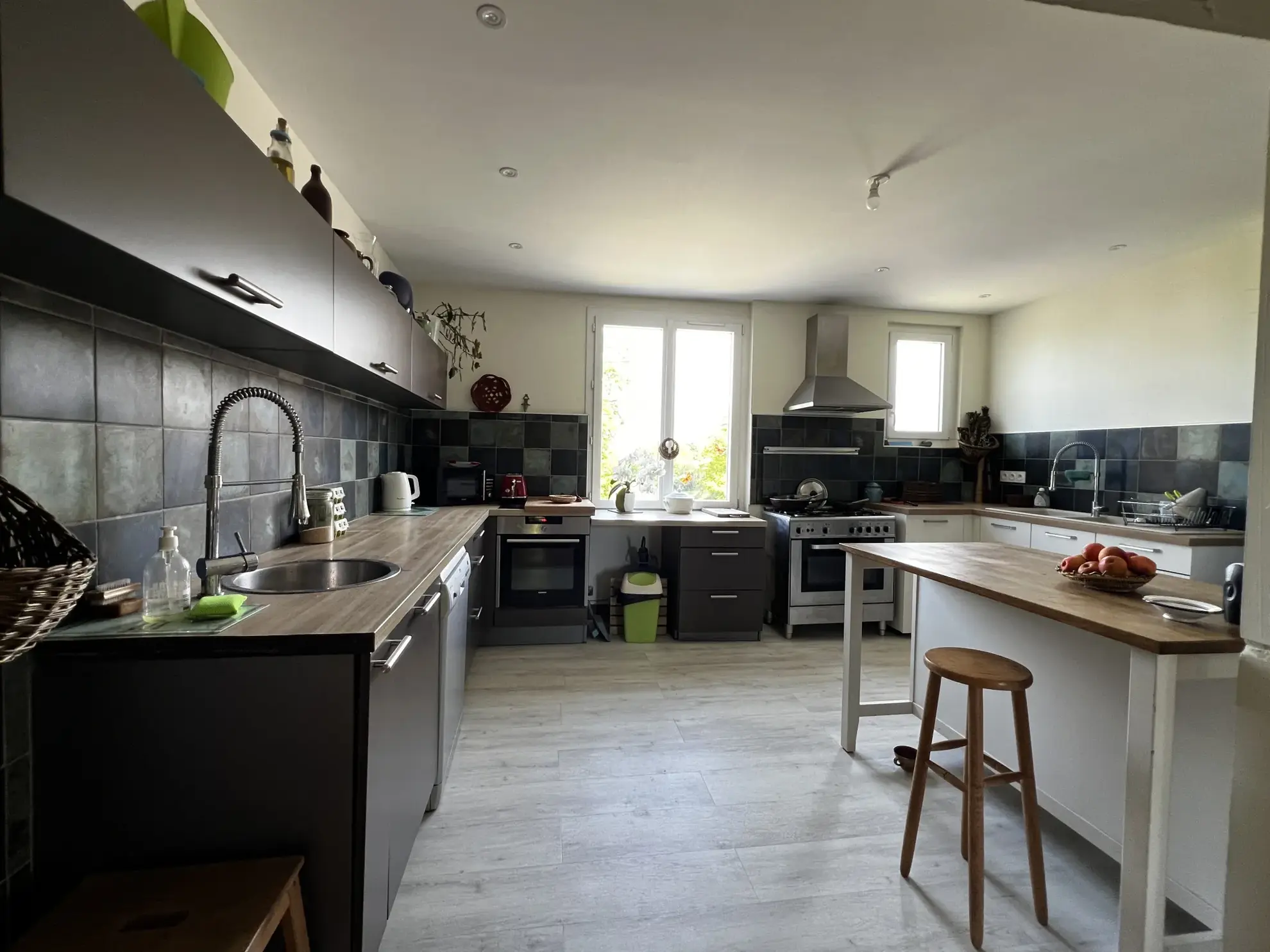 Maison familiale avec piscine, 5 chambres et grand garage à Puybarban 