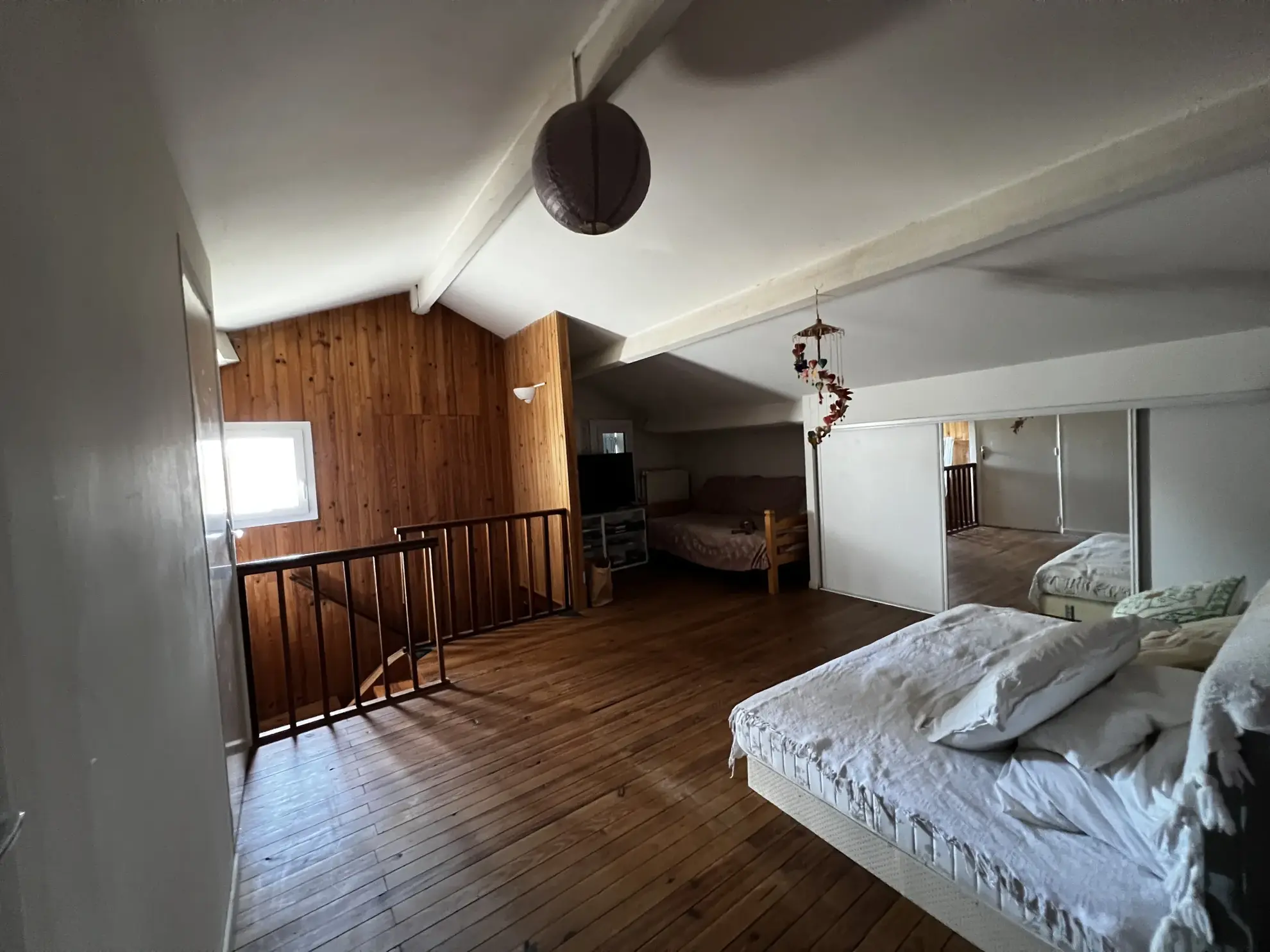 Maison familiale avec piscine, 5 chambres et grand garage à Puybarban 