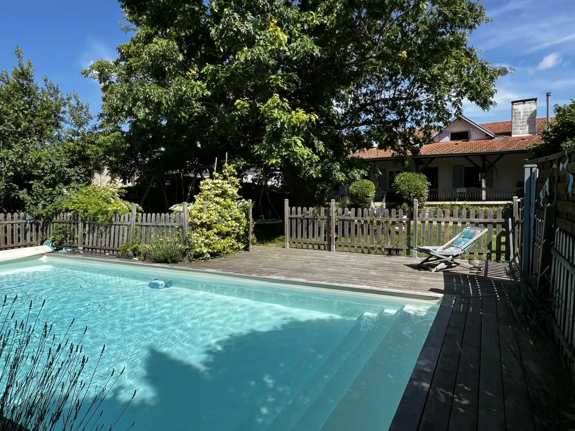 Maison familiale avec piscine, 5 chambres et grand garage à Puybarban 