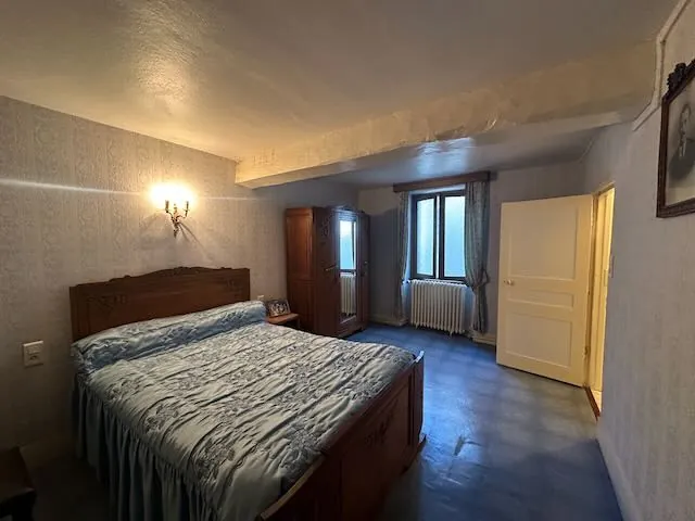 Maison de village à vendre à Marcigny avec 2 chambres et grand garage 