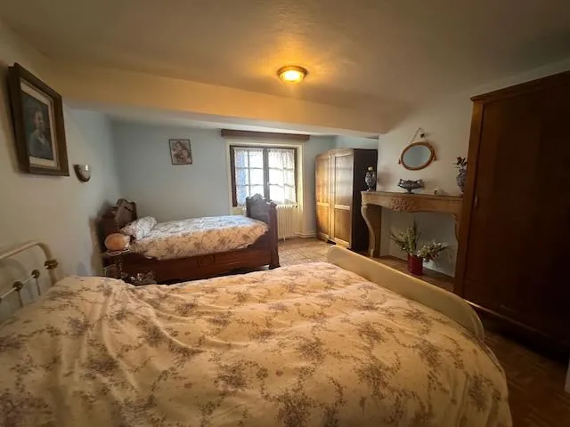 Maison de village à vendre à Marcigny avec 2 chambres et grand garage 