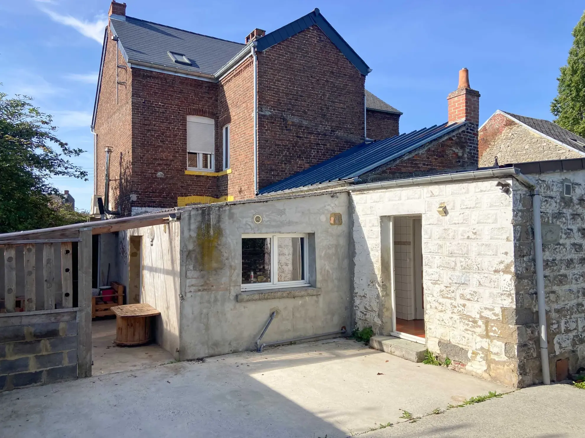À vendre maison semi-individuelle à Jeumont avec 5 chambres et terrasse 