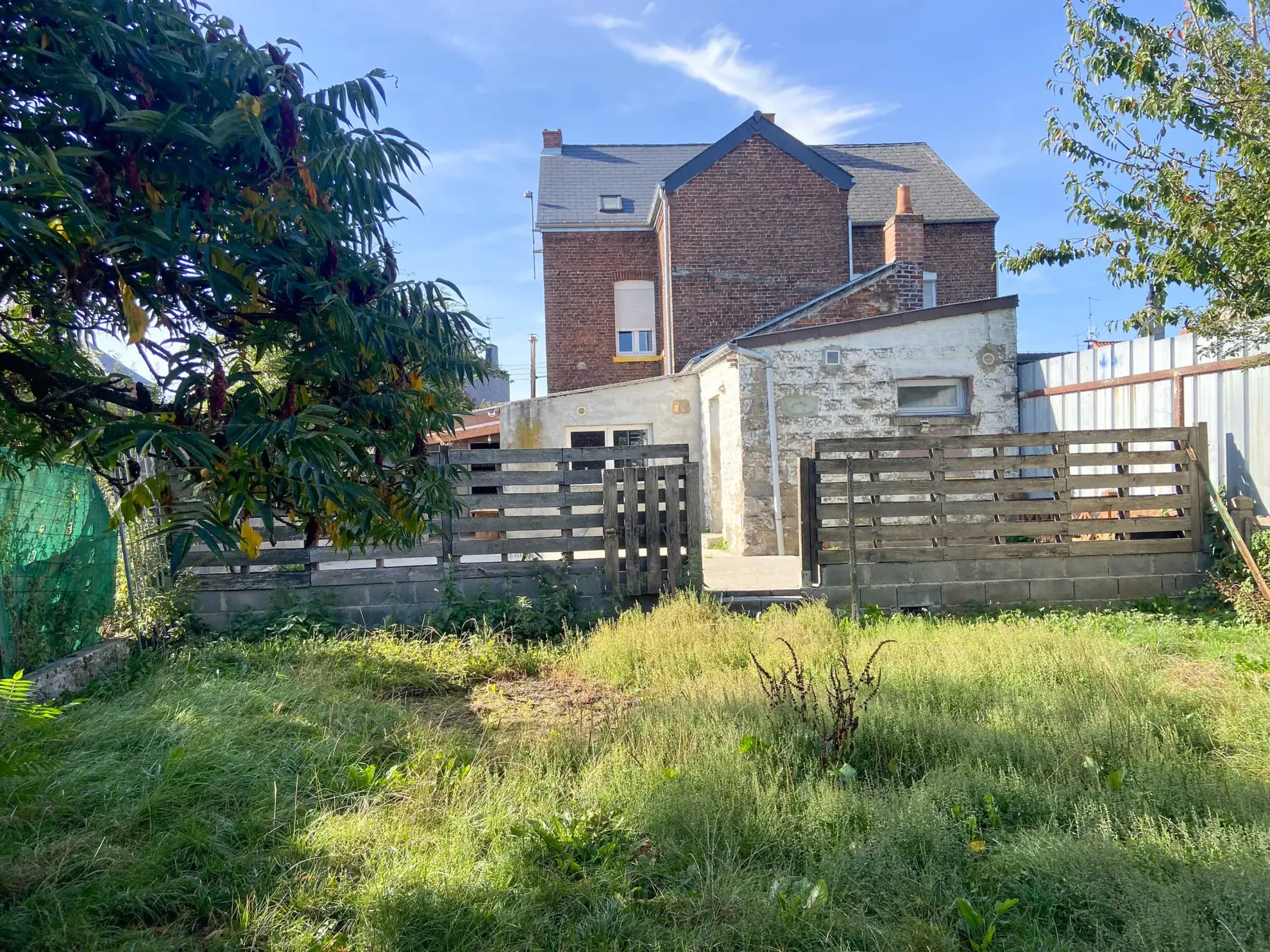 À vendre maison semi-individuelle à Jeumont avec 5 chambres et terrasse 