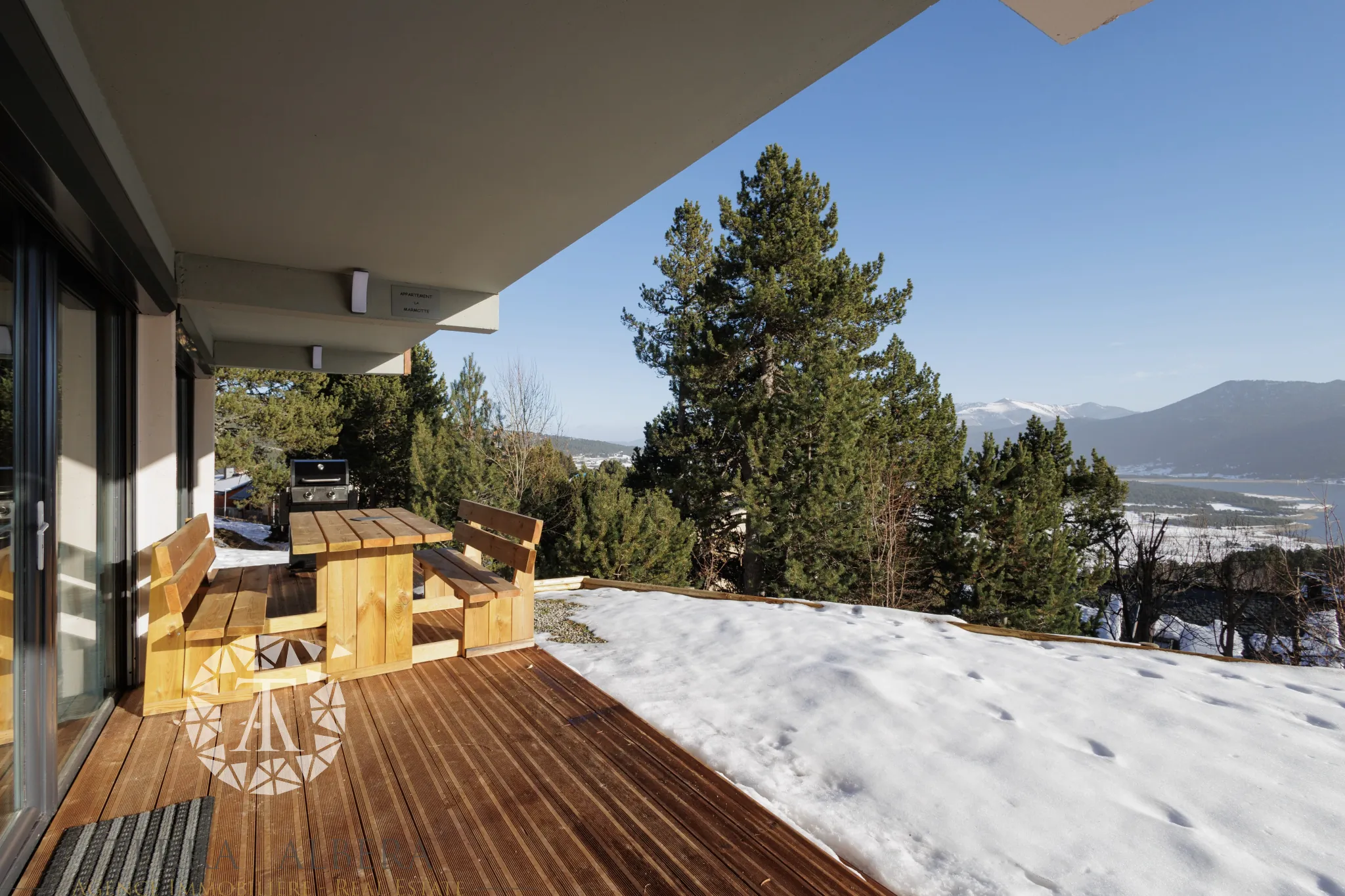 Appartement 3 pièces en rez-de-jardin à Les Angles avec vue montagne et lac 