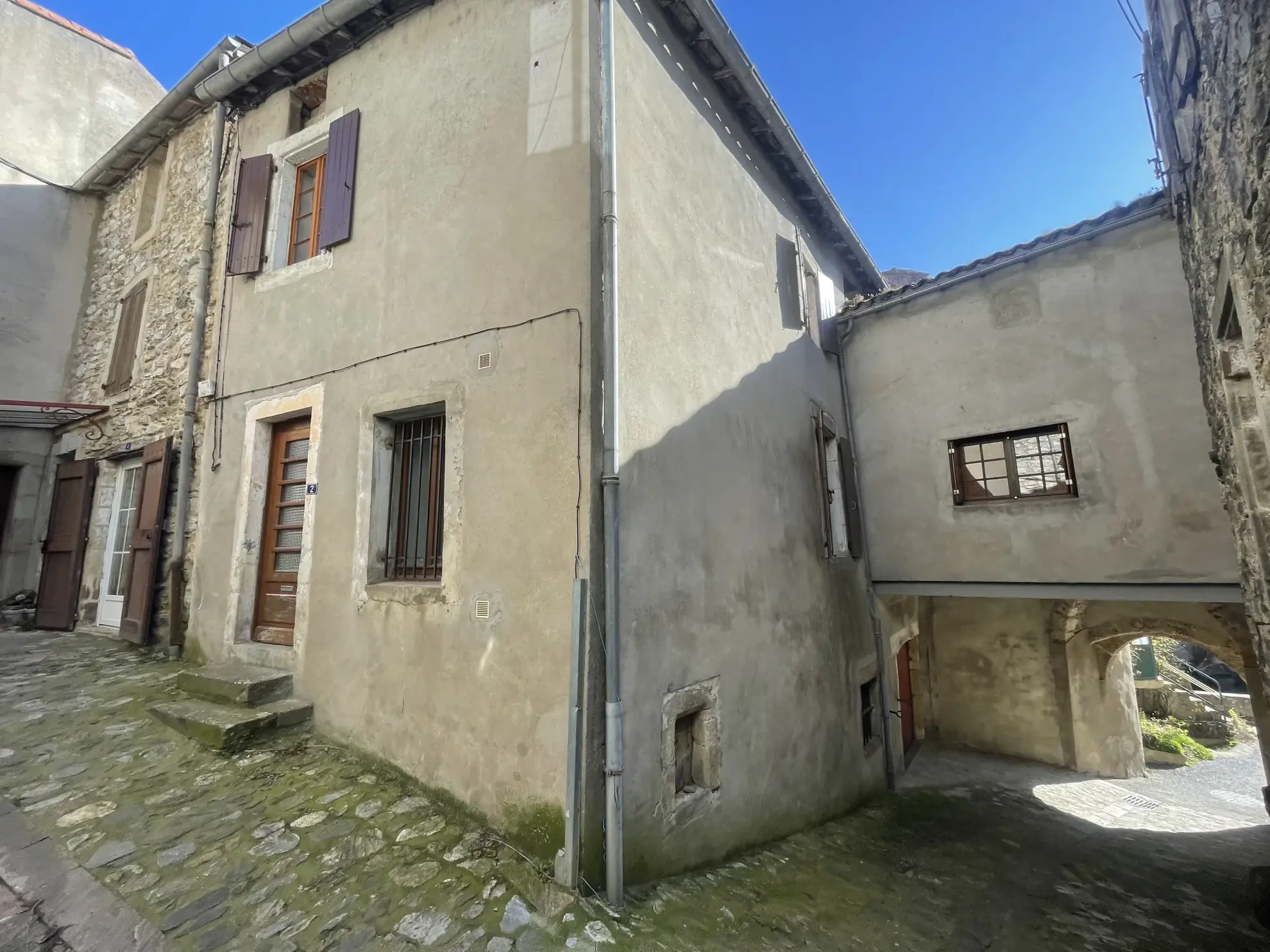 Maison de village en pierres à Brusque avec balcon et vue rivière - 104 m² 