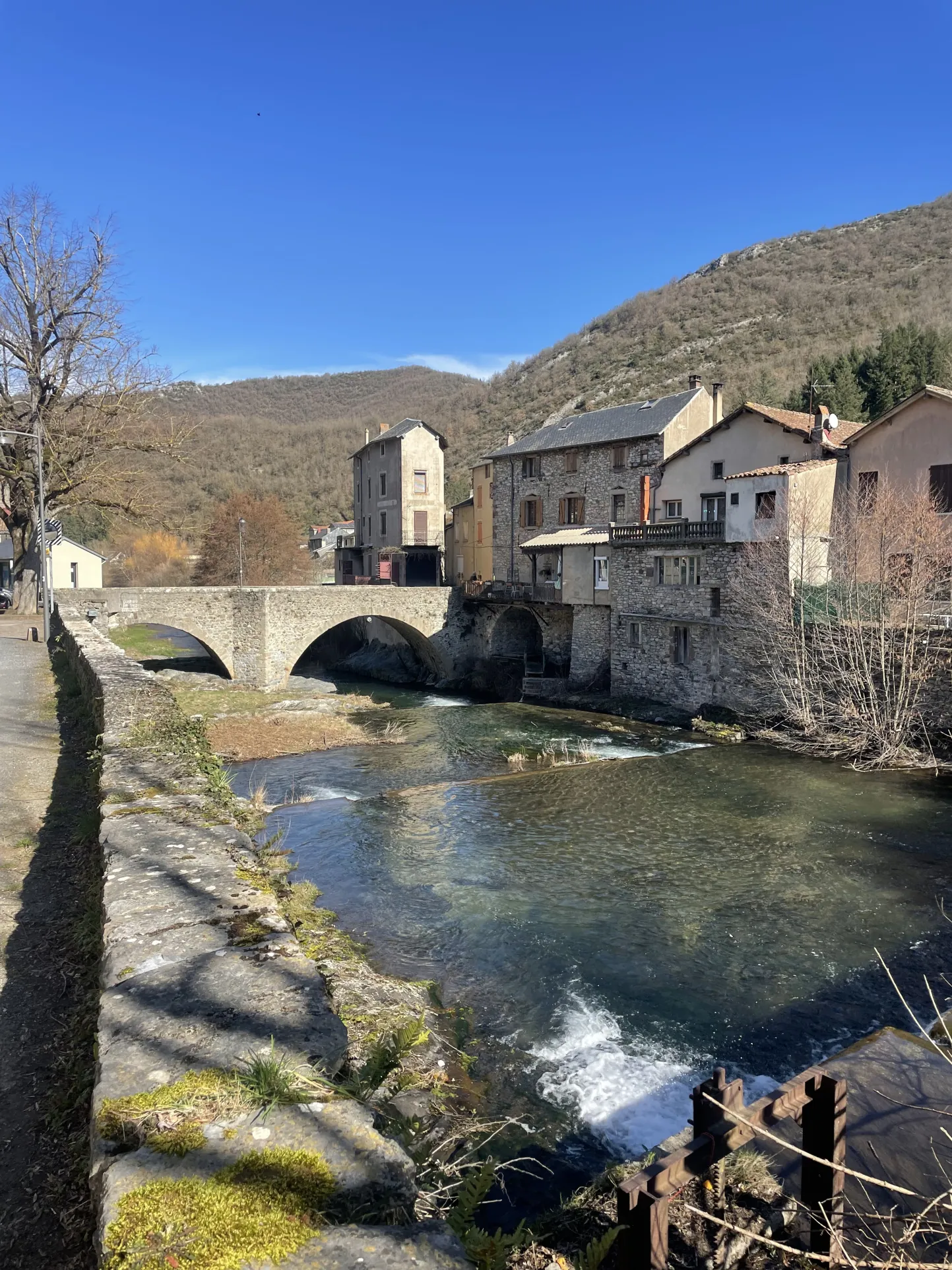 Maison de village en pierres à Brusque avec balcon et vue rivière - 104 m²