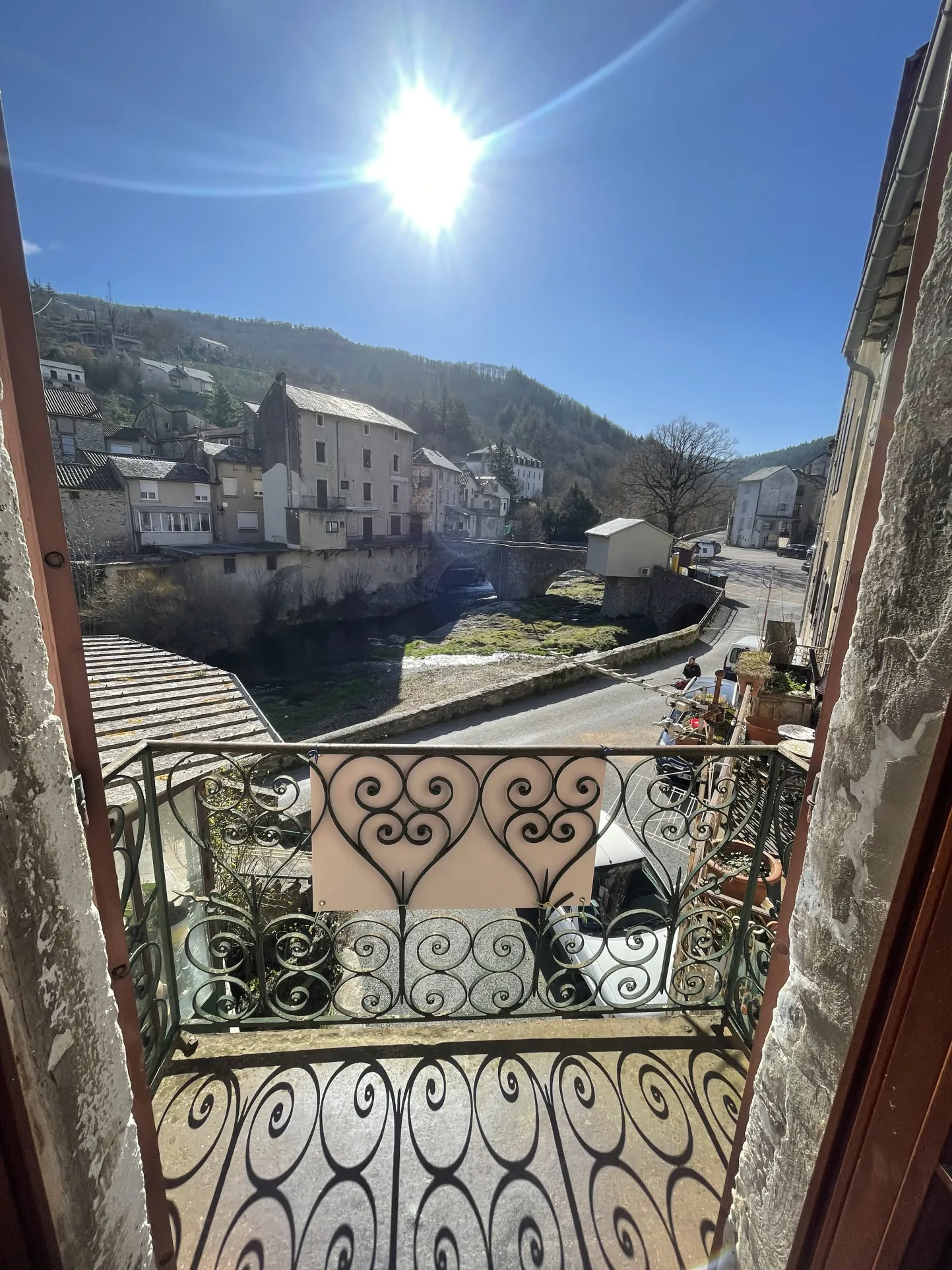 Maison de village en pierres à Brusque avec balcon et vue rivière - 104 m² 